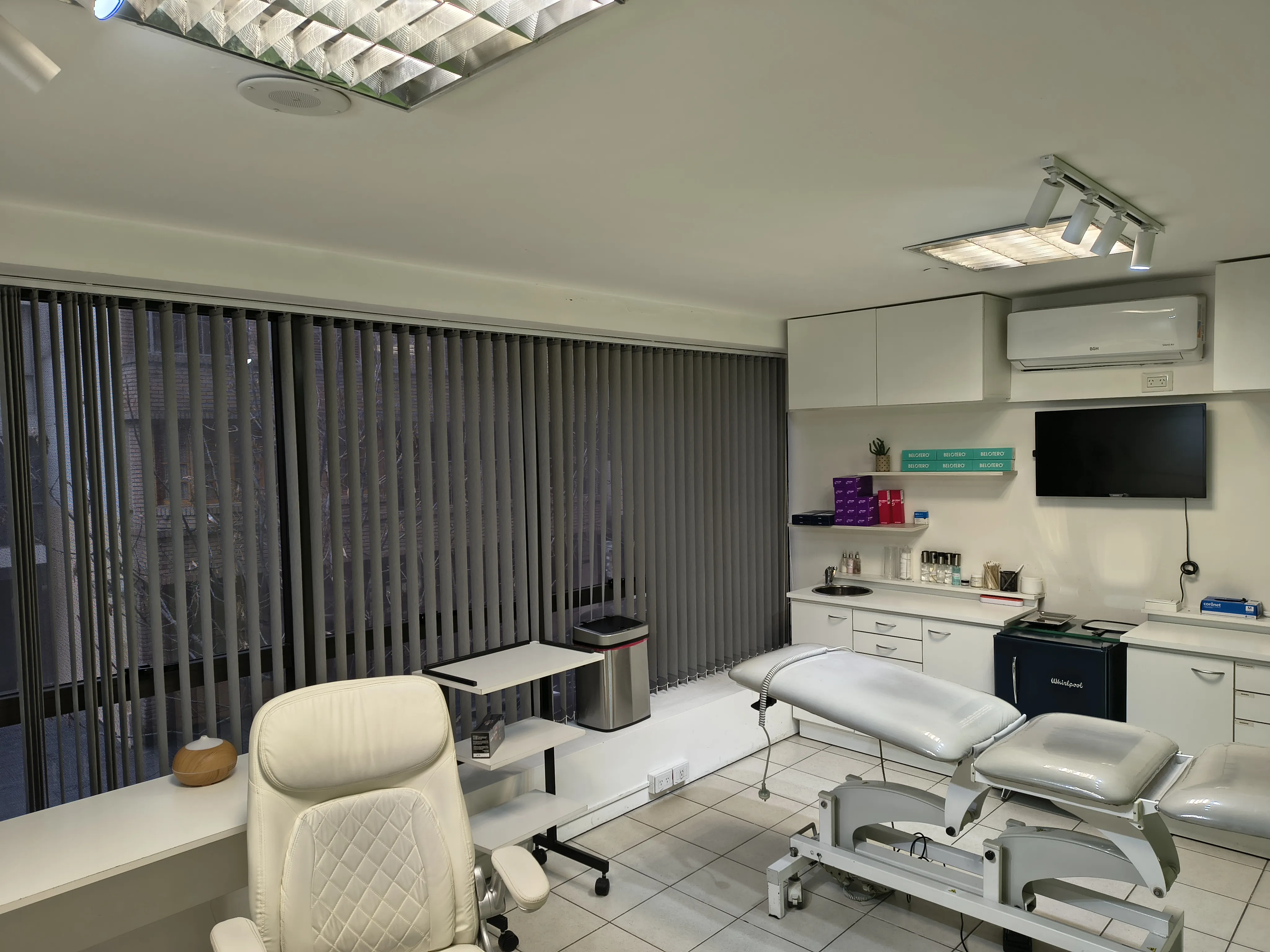 SE ALQUILA EXCLUSIVA OFICINA NVA CORDOBA 1ER PISO 8 CONSULTORIOS + ESPACIOS COM 200 MTS2 #066GRUPOFUTUROSI