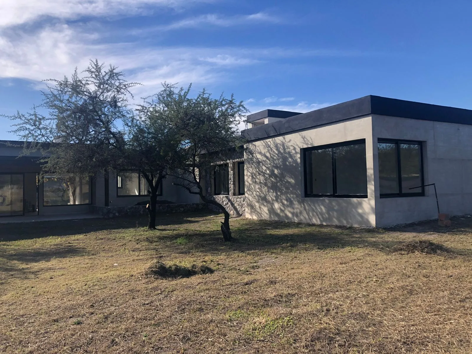 VENDO CASA en ESTANCIA EL TERRON, MENDIOLAZA  3 DORM 5 BAÑOS