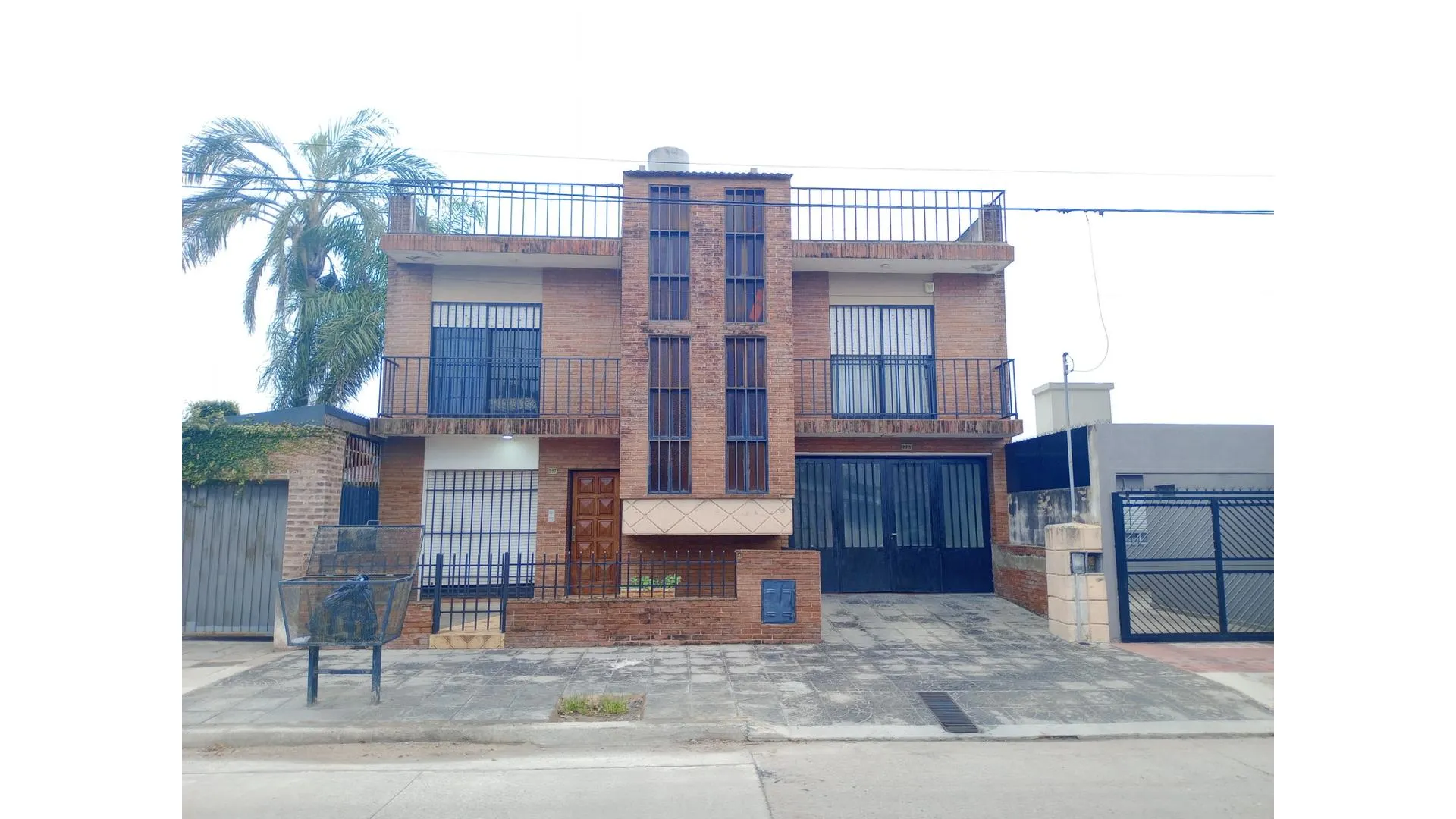 SE VENDE CASA 4 DORM. + DPTO 1 DORM. PILETA, PATIO, TERRAZA.