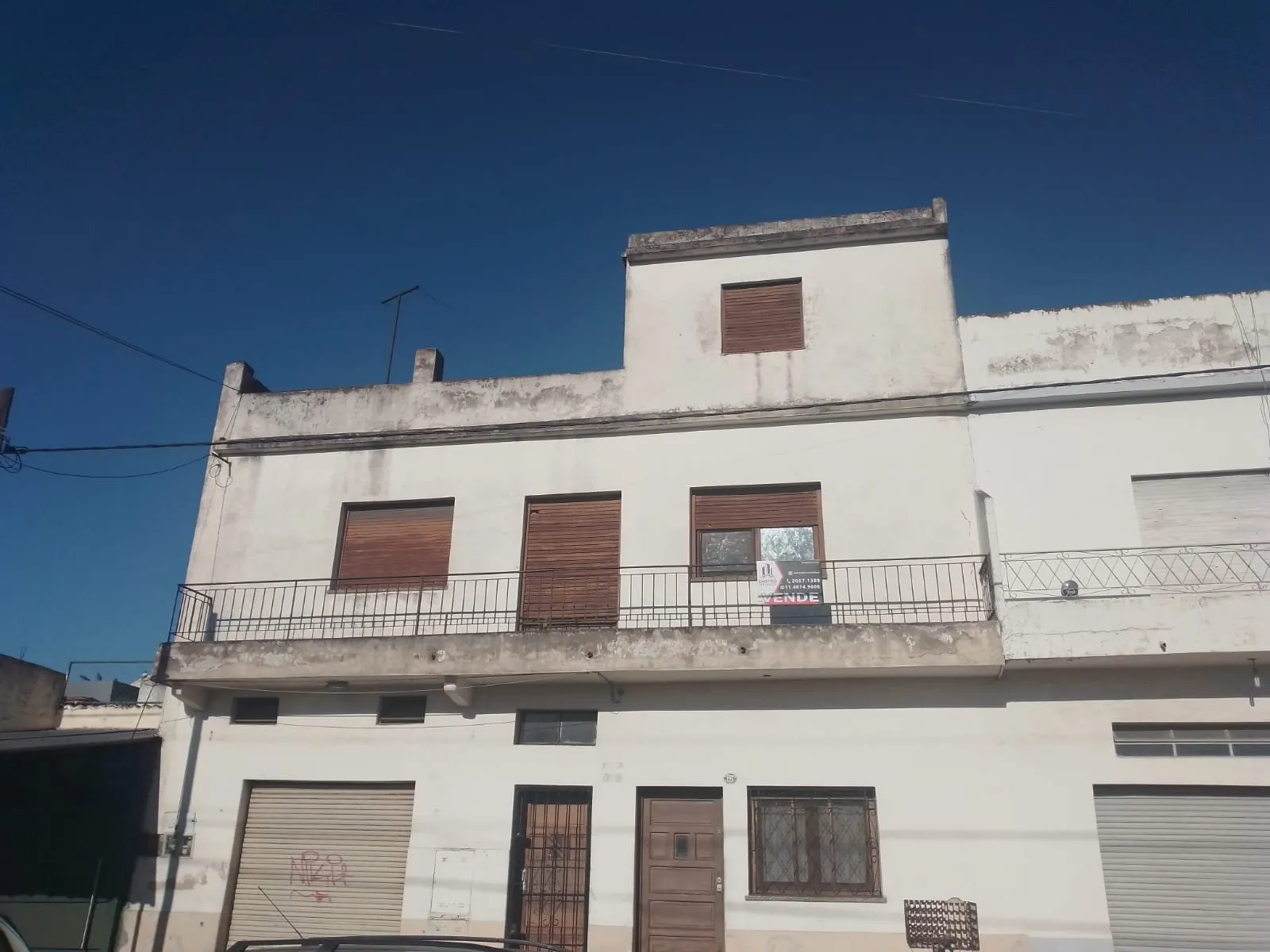 Venta Propiedad Multifamiliar, Dos Departamentos + local en Isidro Casanova