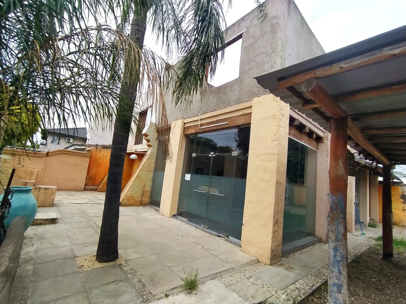 Amplio local esq. sobre Av. Duarte Quiros - Amp. Las Palmas