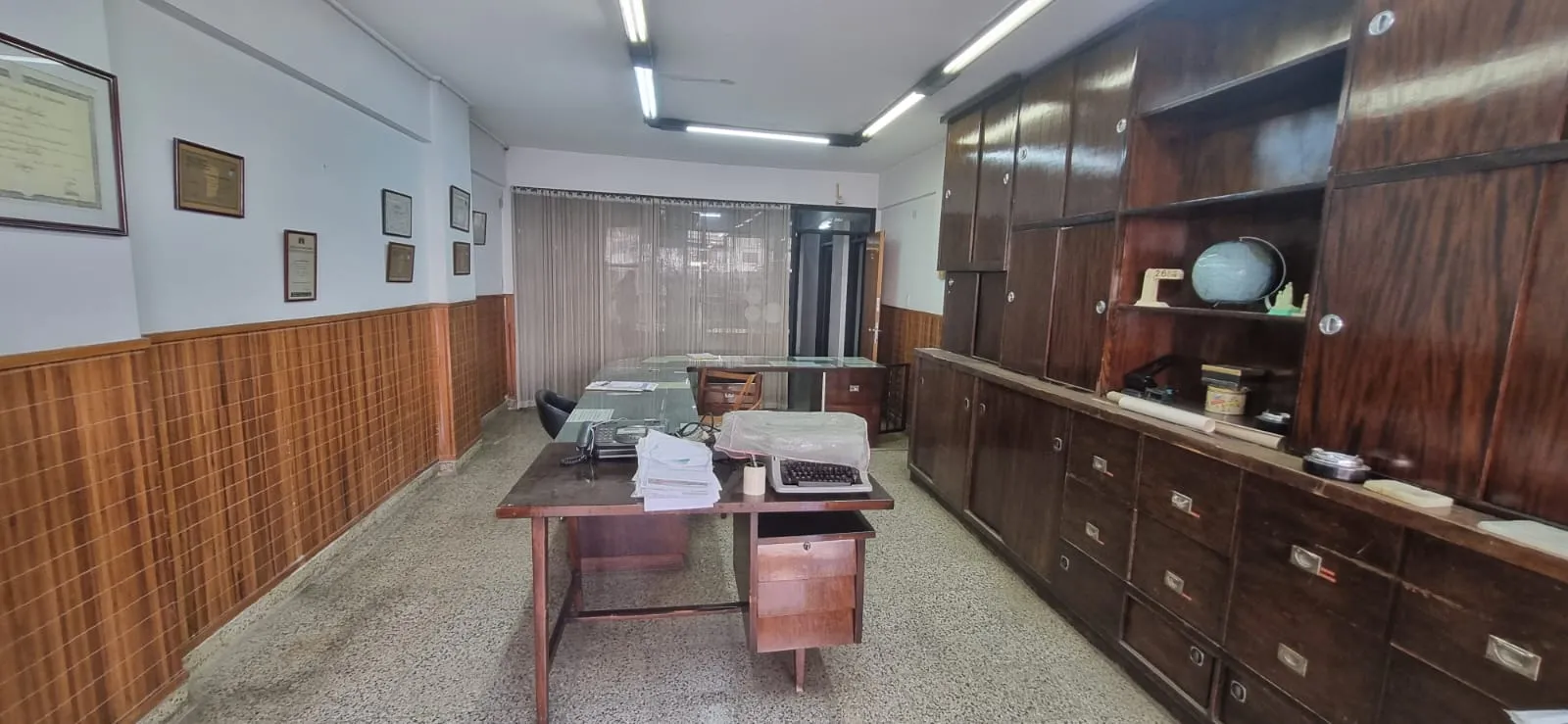 Se Vende Local  - Oficina sobre   Av Colon