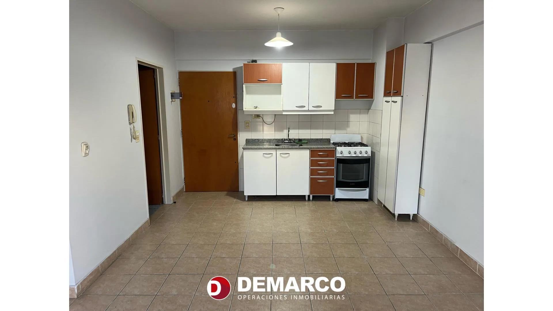 Departamento momoambiente al frente con balcón