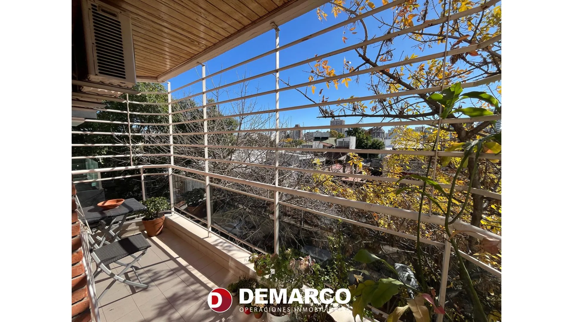 Piso 3 ambientes cochera palier privado balcon corrido