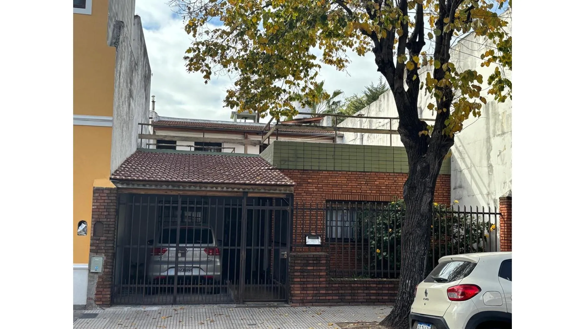 solida casa en 1 planta con 3 dormis, quincho y gran terraza