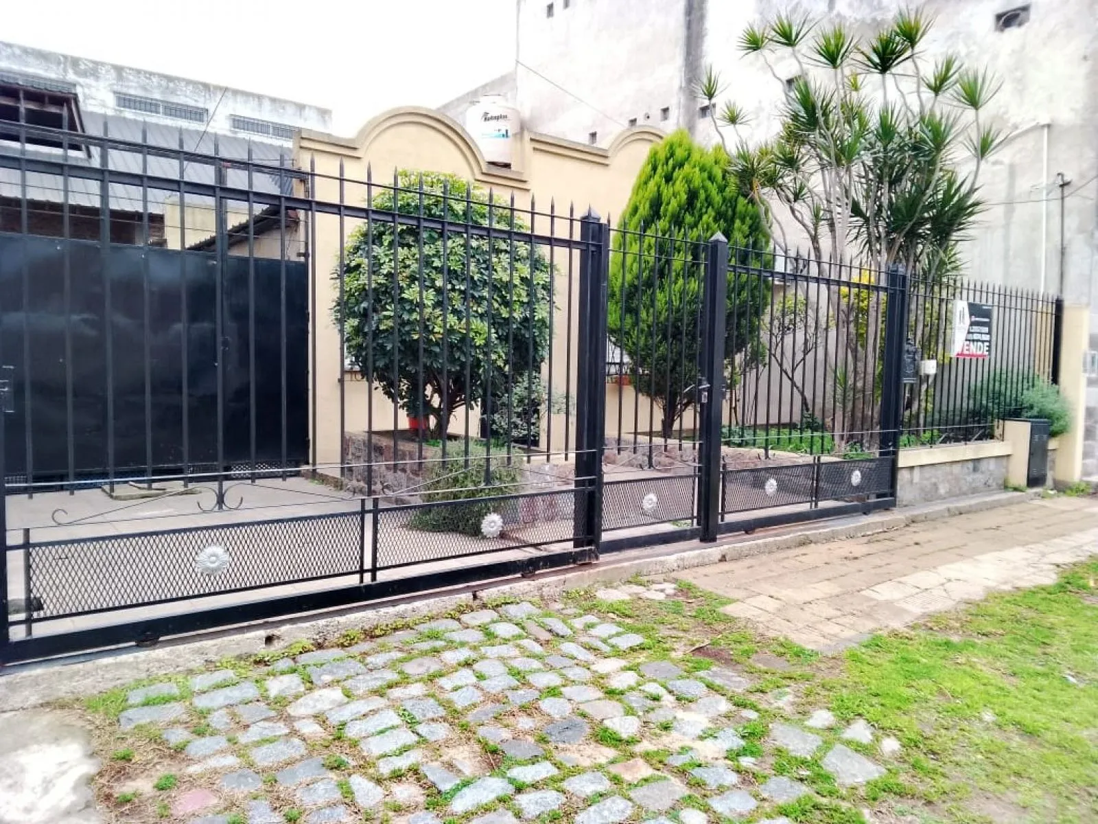 Venta Casa 3 ambientes lote propio con cochera en San Justo