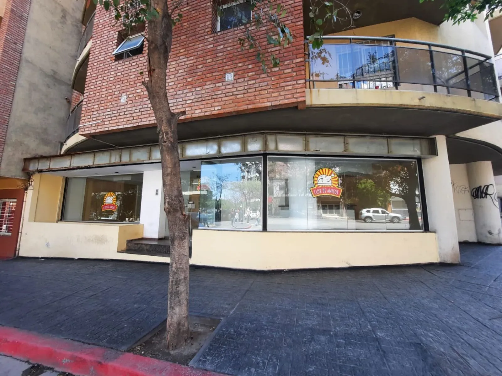 Excelente Local De 120 M2 Con Patio Y Quincho
