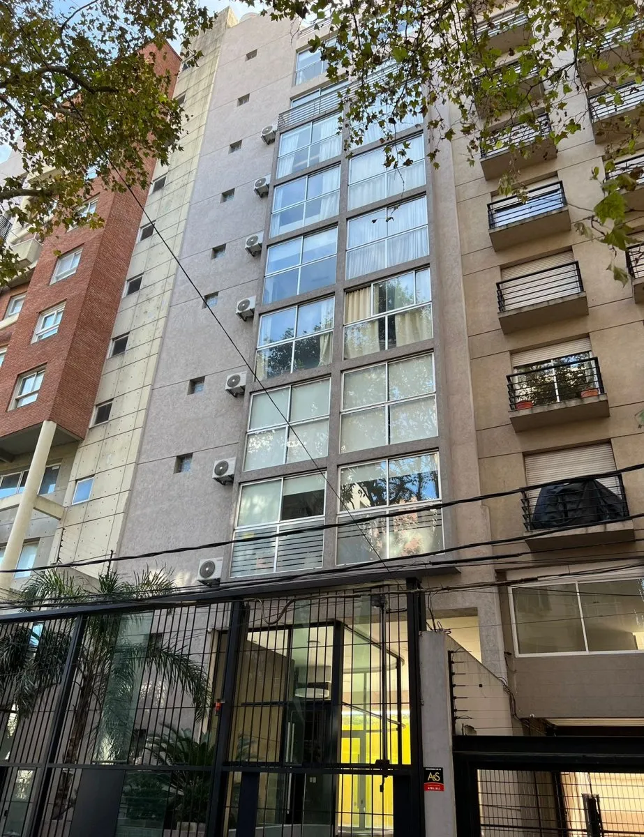 MONOAMBIENTE muy luminoso al frente, APTO PROFESIONAL en el 6°piso.