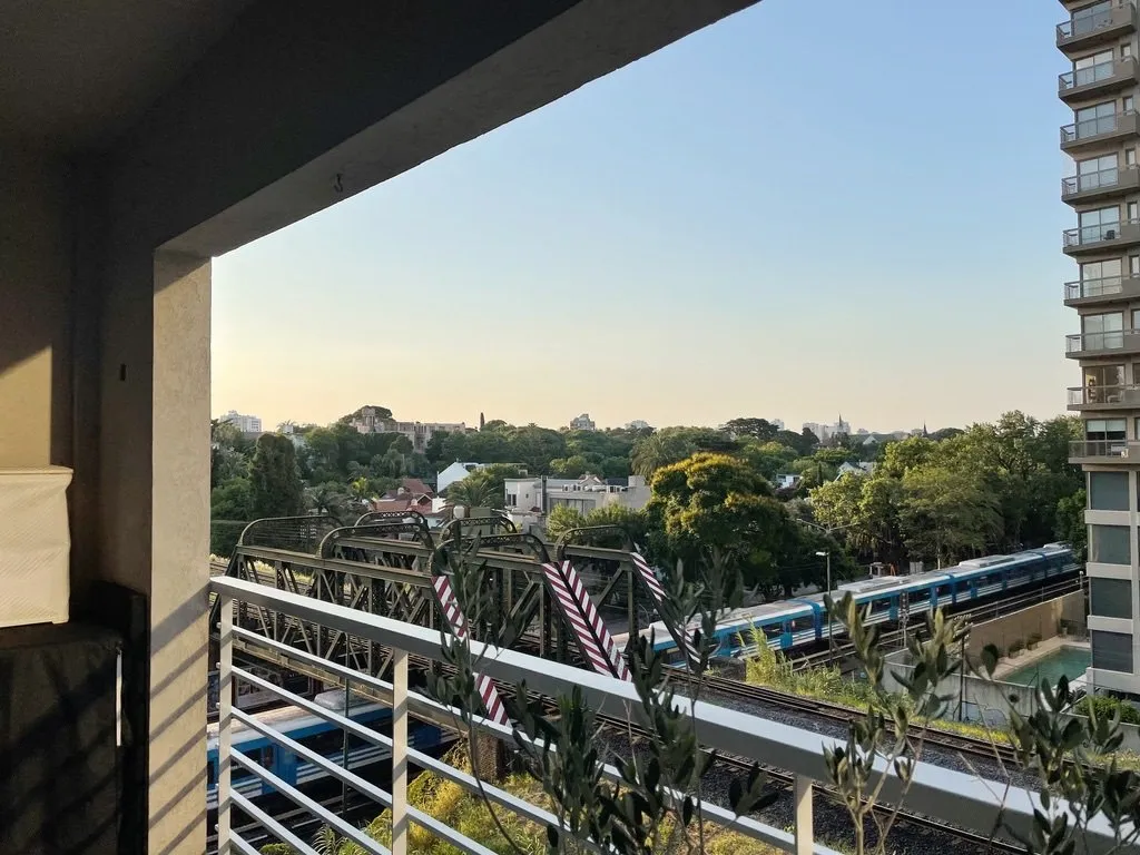 Amplio ambiente de 45 m2 divisible con balcón orientado al Norte.  Apto Profesio...