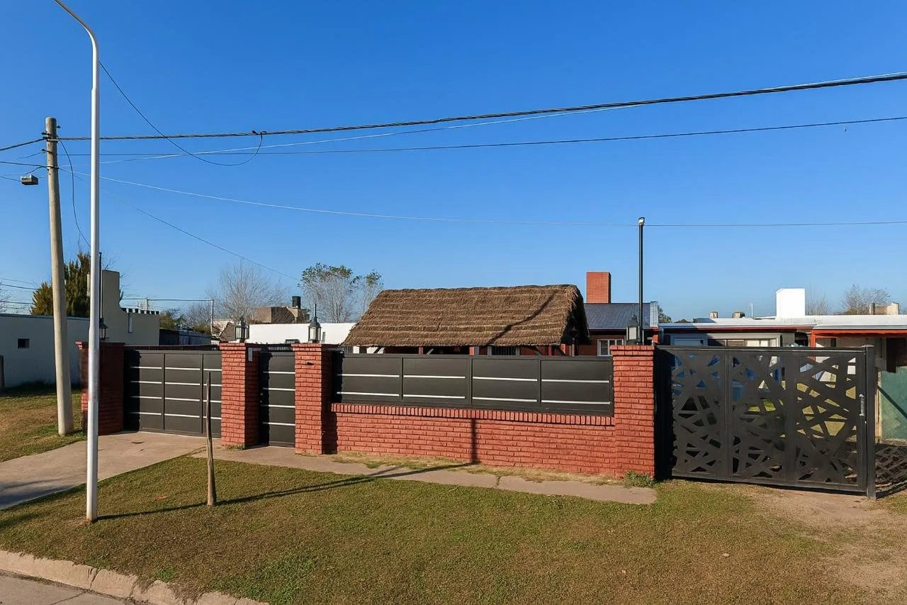 Bv. de la Esperanza 1163  - VENTA Casa 2 Dormitorios con Pileta y Cocheras