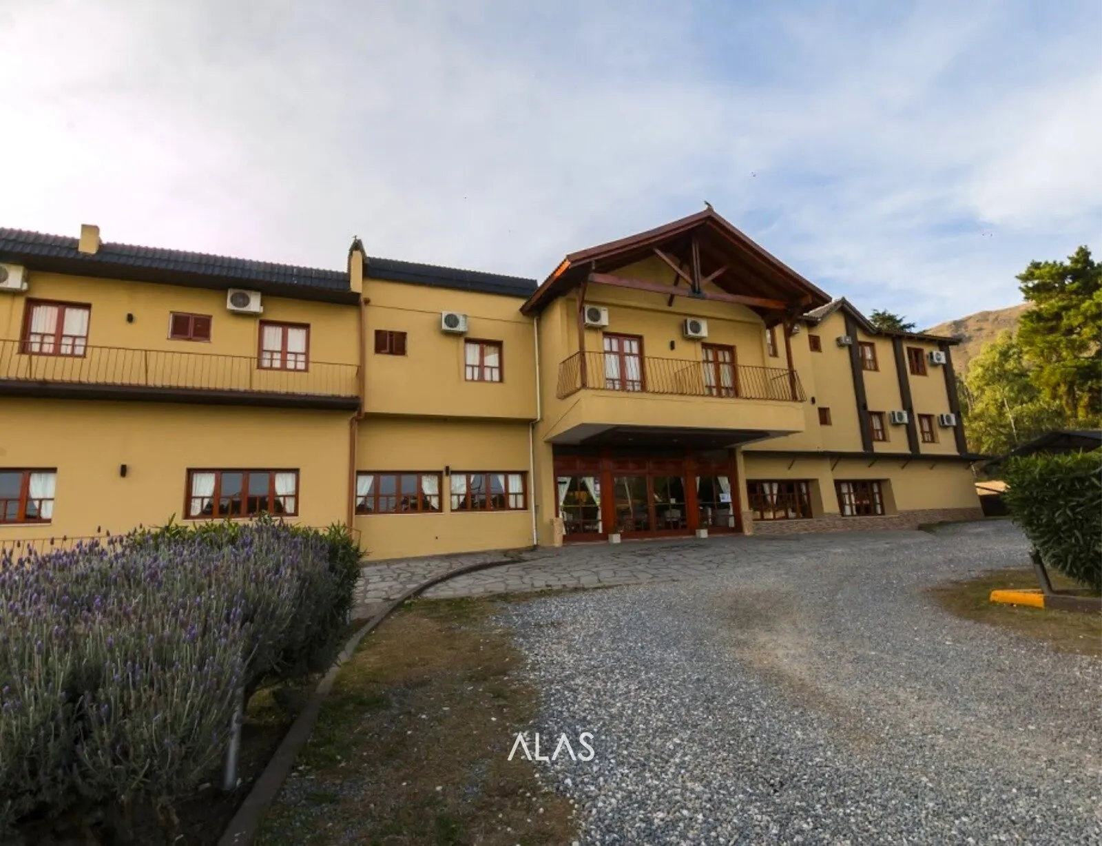 HOTEL A LA VENTA EN LA FALDA