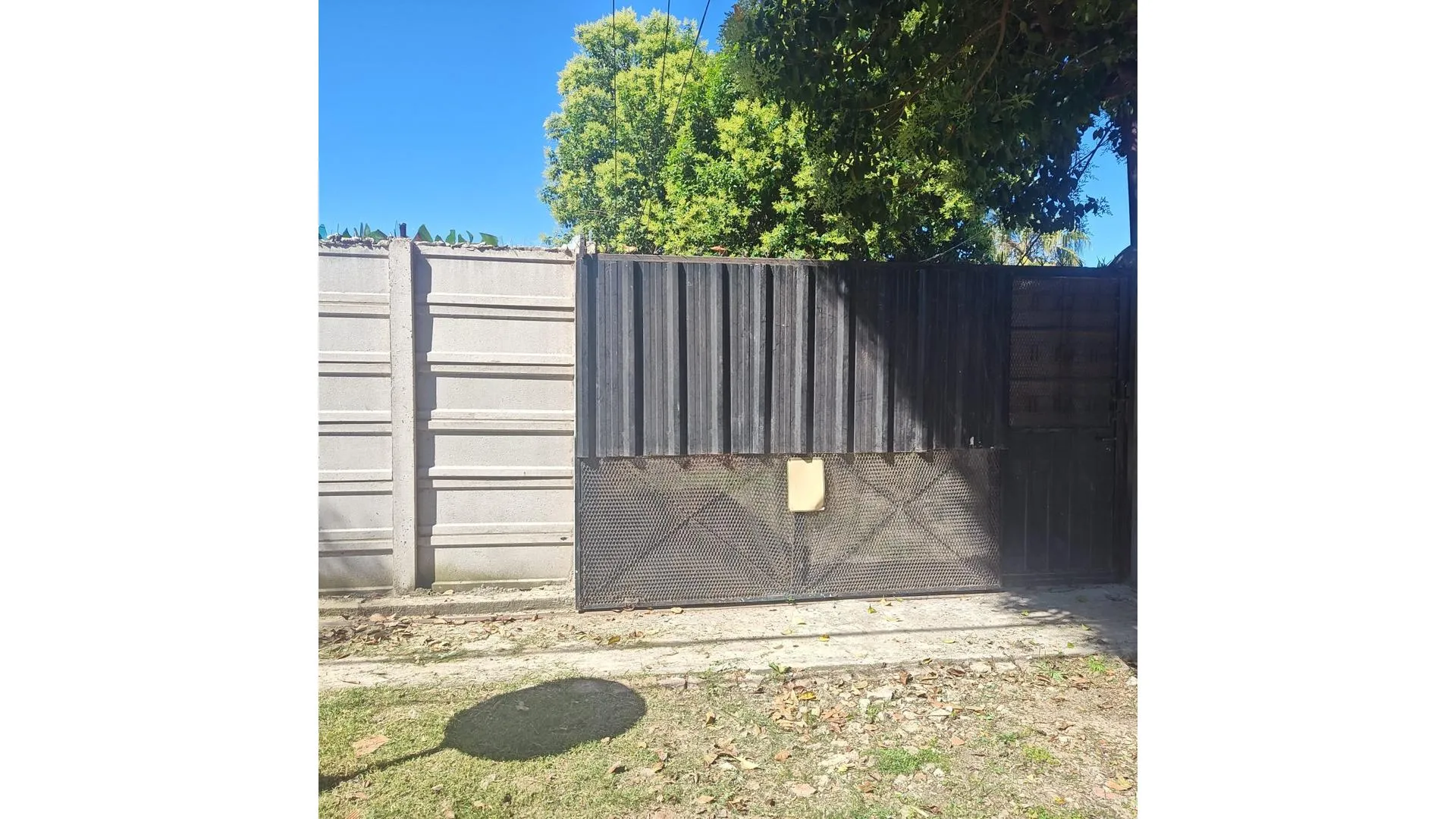 Monoambiente con patio y cochera en alquiler