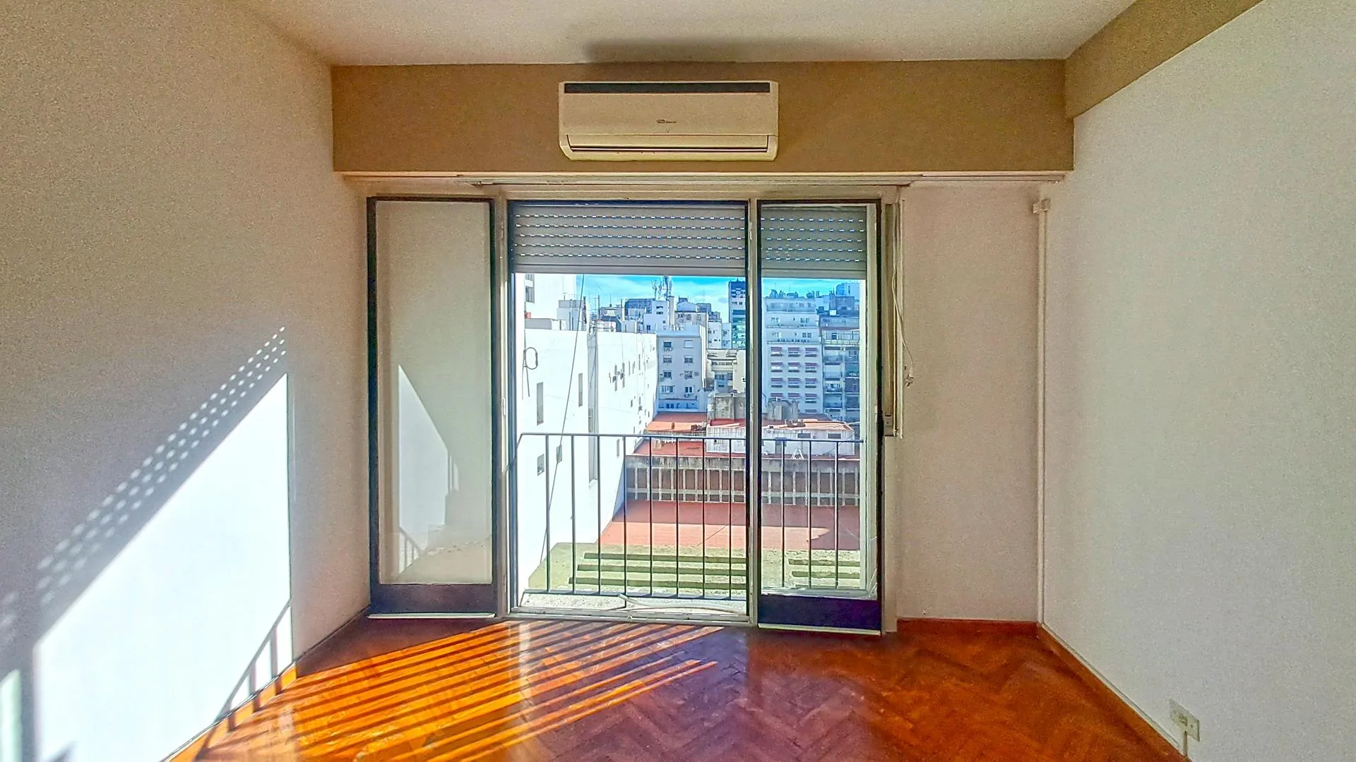 Departamento de 2 ambientes con cochera en Retiro