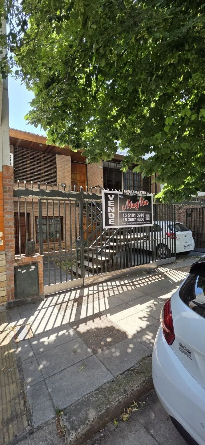 AMPLIA CASA LOTE PROPIO CON FONDO, PILETA Y CONSULTORIO