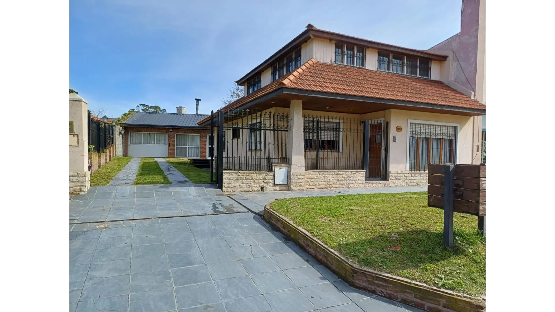 SE VENDE CHALET 7 AMBIENTES + QUINCHO C/ COCINA Y BAÑO