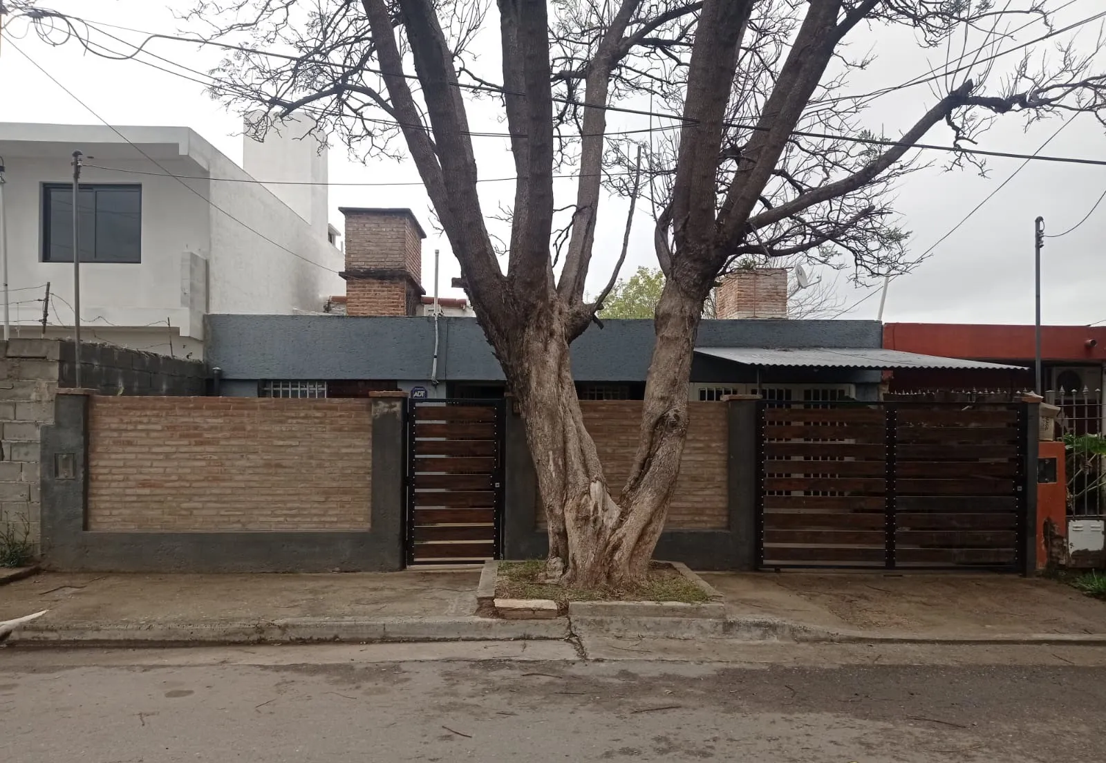 VENDO CASA 3 DORMITORIOS - B.° PARQUE LICEO 3 SECCION - U$S 59.000