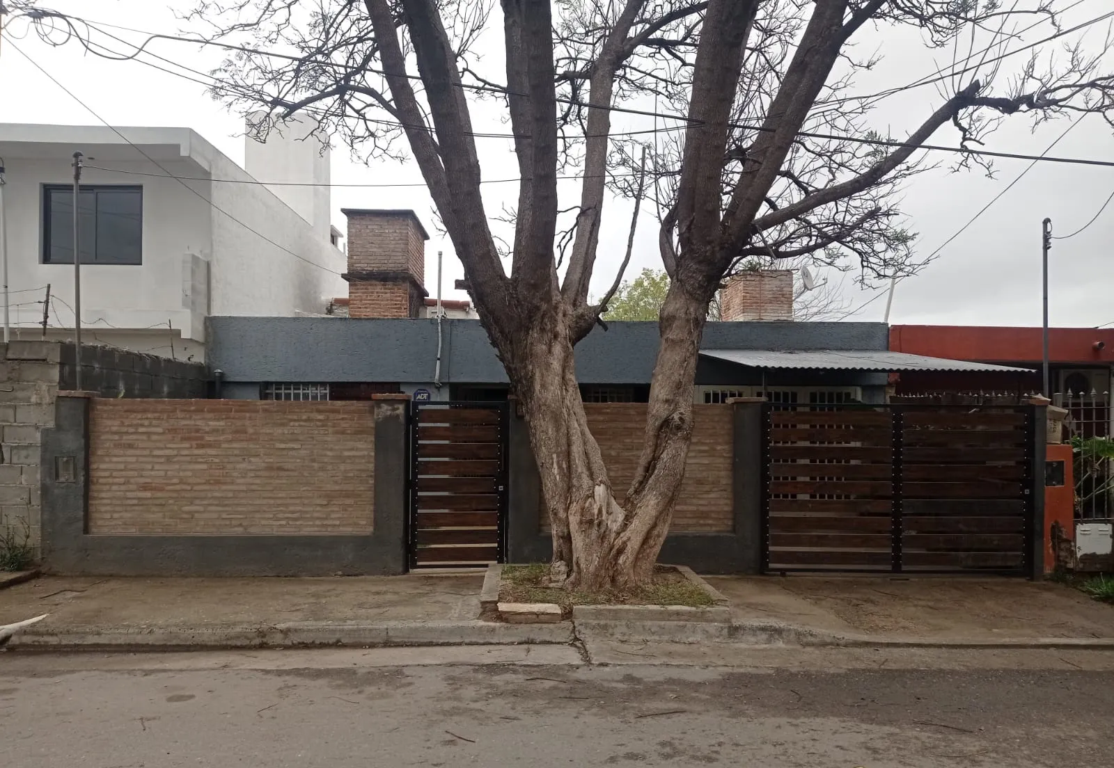 VENDO CASA 3 DORMITORIOS - B.° PARQUE LICEO 3 SECCIÓN - U$S 59.000