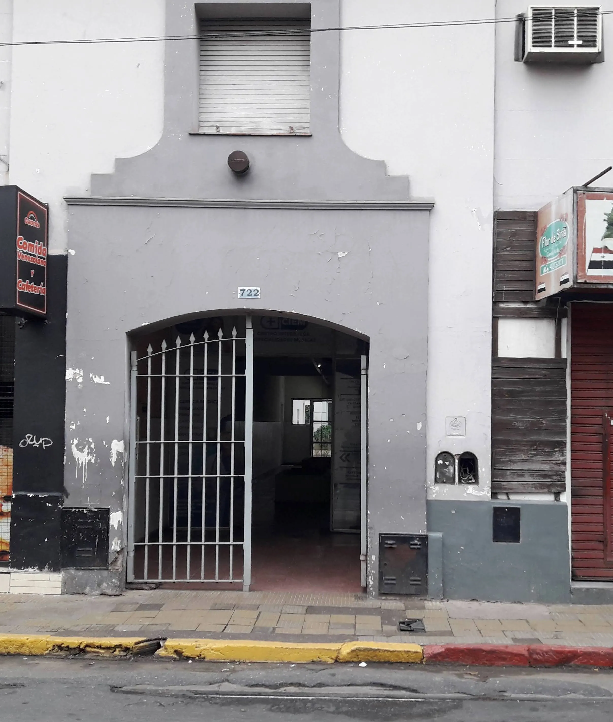 CENTRO-27 ABRIL 722-EX CLINICA- 9 PRIVADOS RECEPCIÓN 3 BAÑOS U$$ 120.000