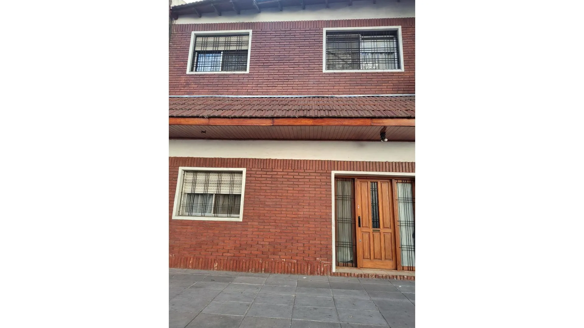 DUPLEX DE 6 AMBIENTES CON SALIDA A 2 CALLES