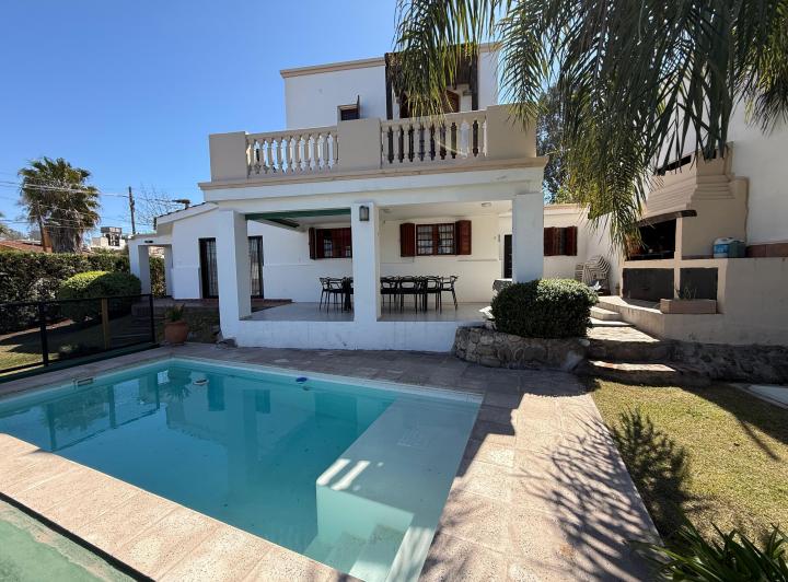 Casa · 330m² · 7 Ambientes · 2 Cocheras