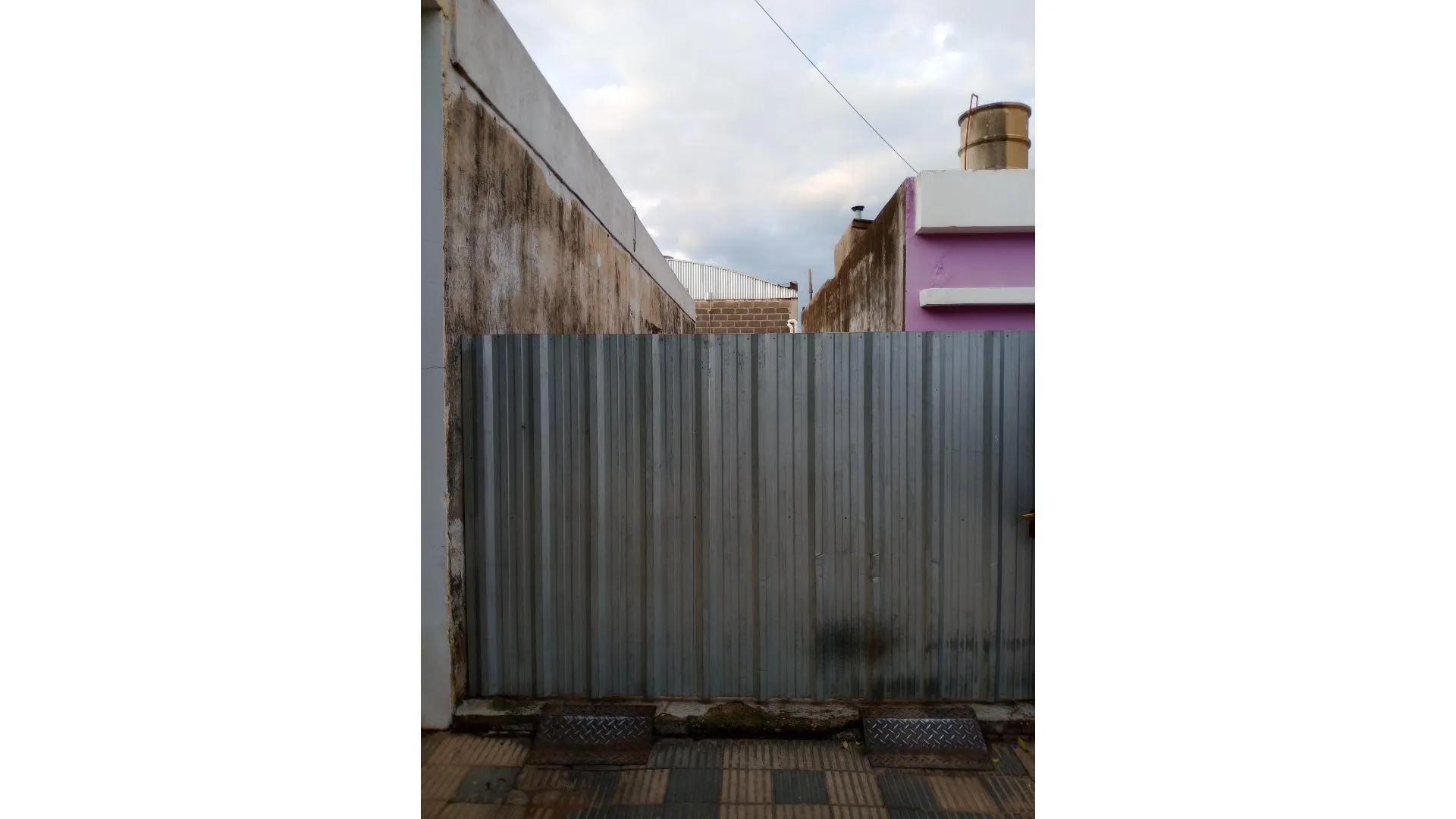 SE VENDE GALPON + 2 DPTOS. ALQUILADOS. RENTAB. ANUAL 10,96%.