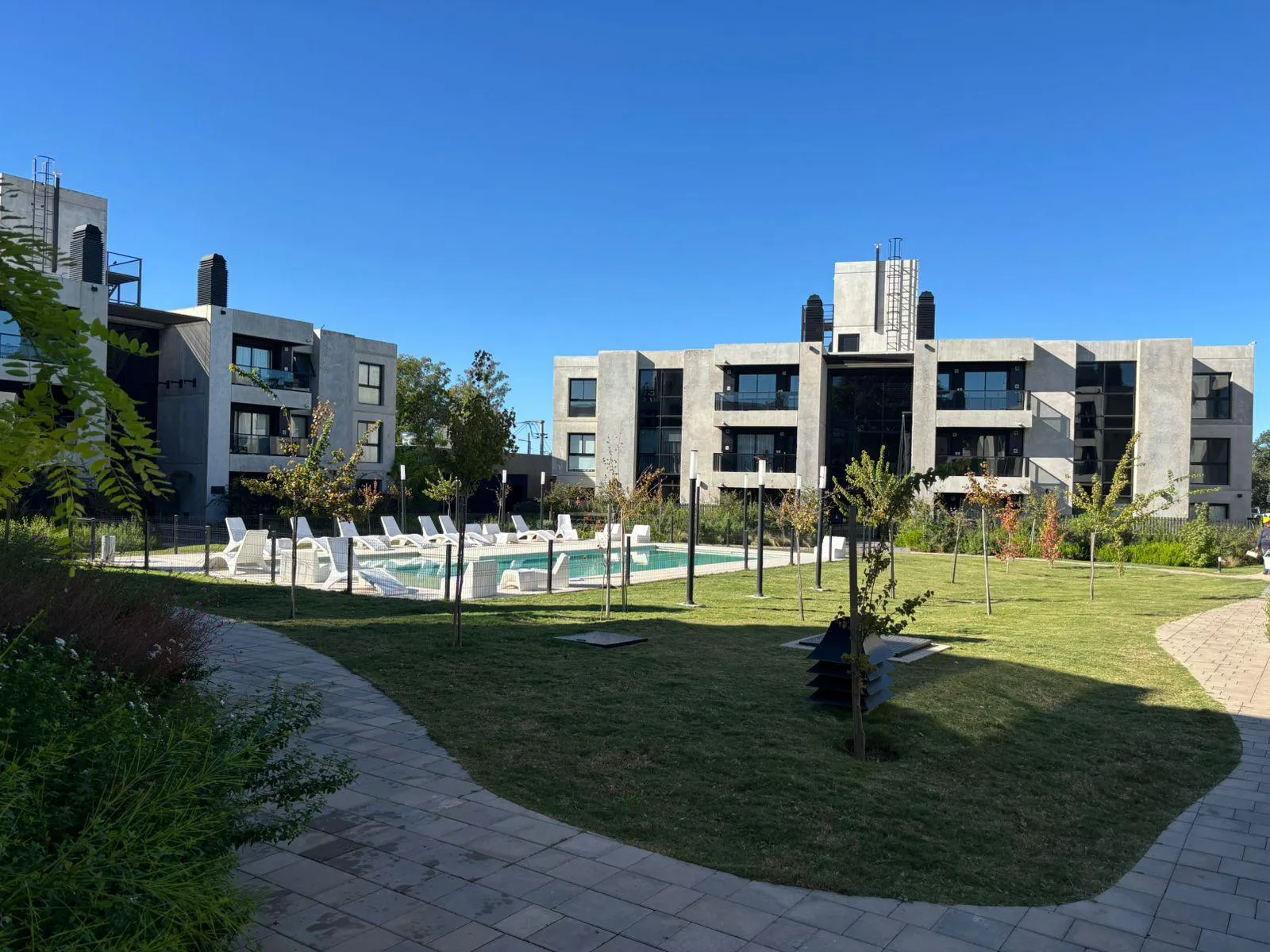 EXCLUSIVO COMPLEJO GARDERIE DEPTO 2Y3 DORMITORIOS- COCHERA- AMENITIES