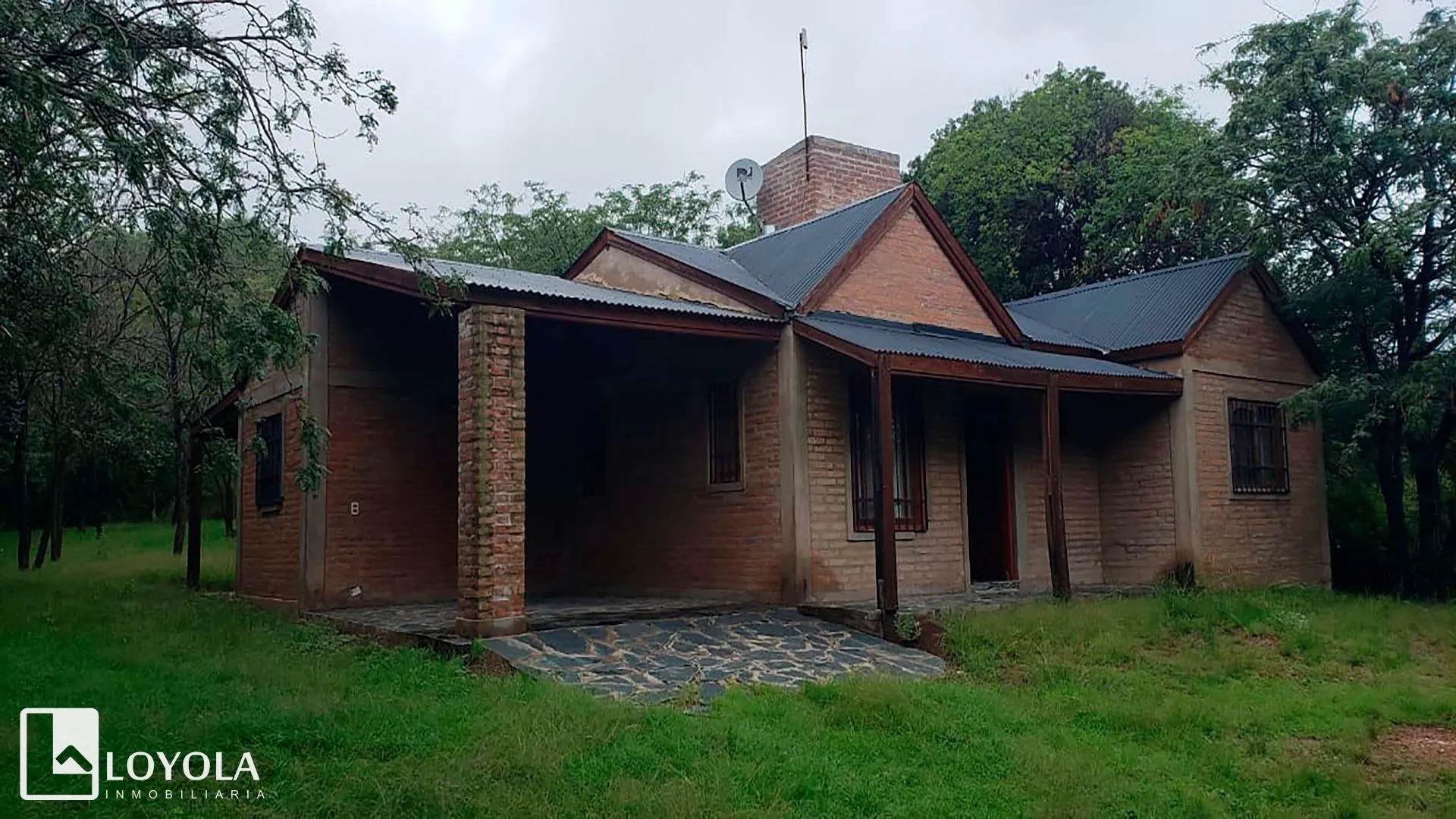 Casa con amplio lote en Villa Elena