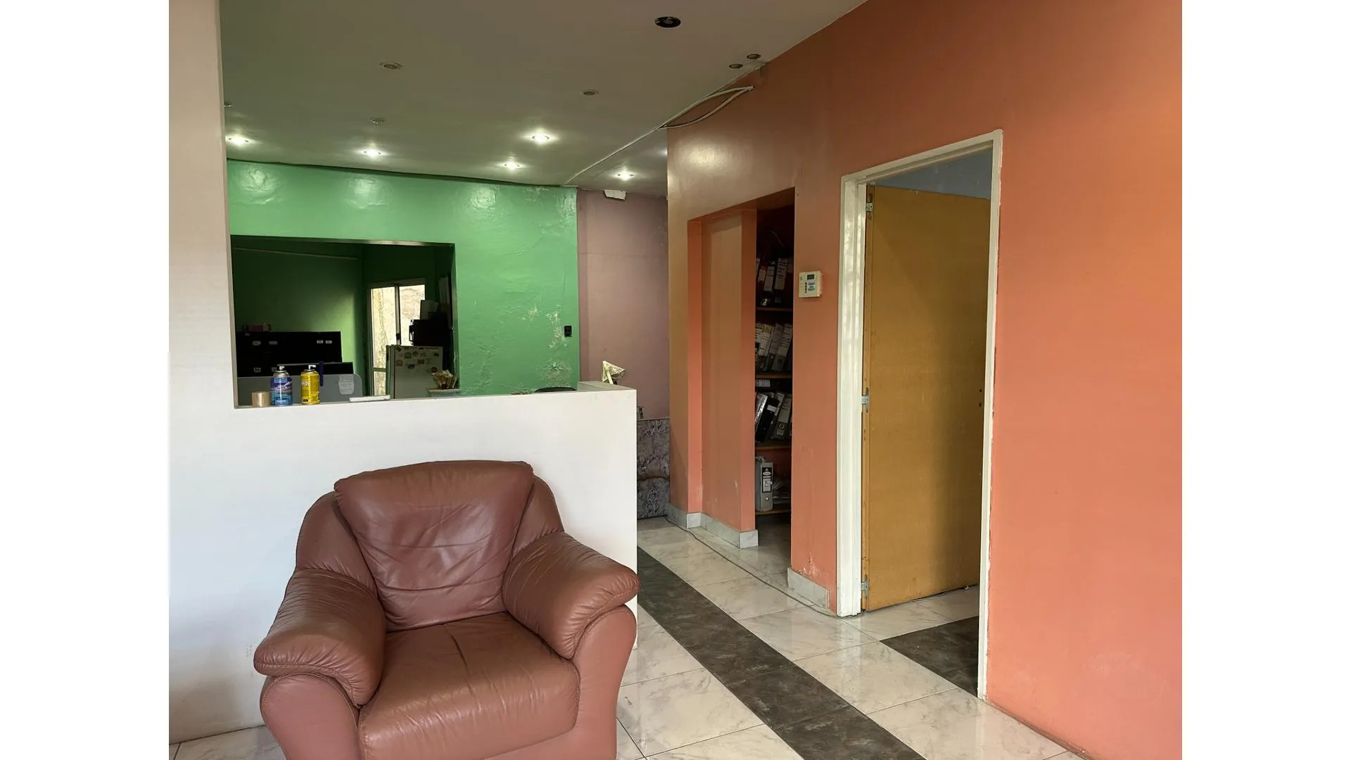 VENTA CASA EN PLANTAS LUMINOSA - PARA REMODELAR