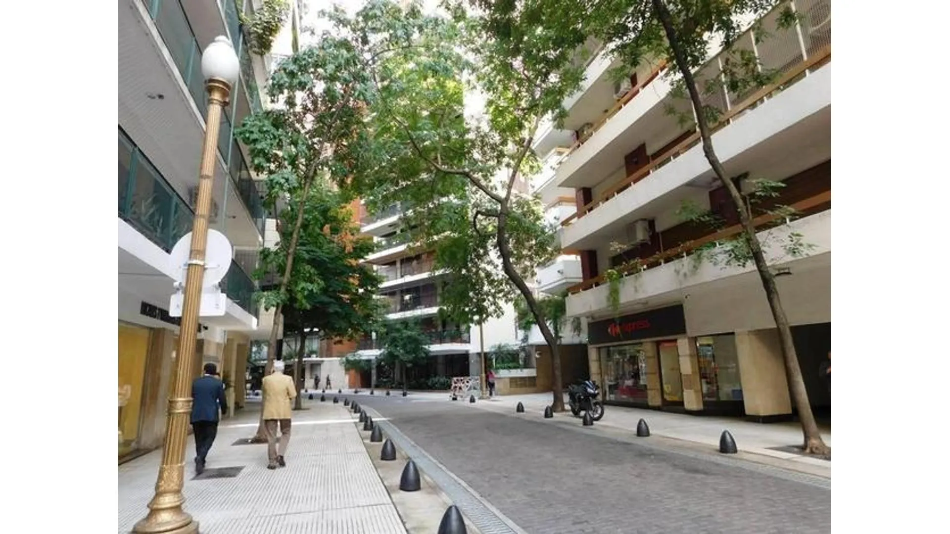 ZONA RETIRO  - COCHERA CUBIERTA FIJA -