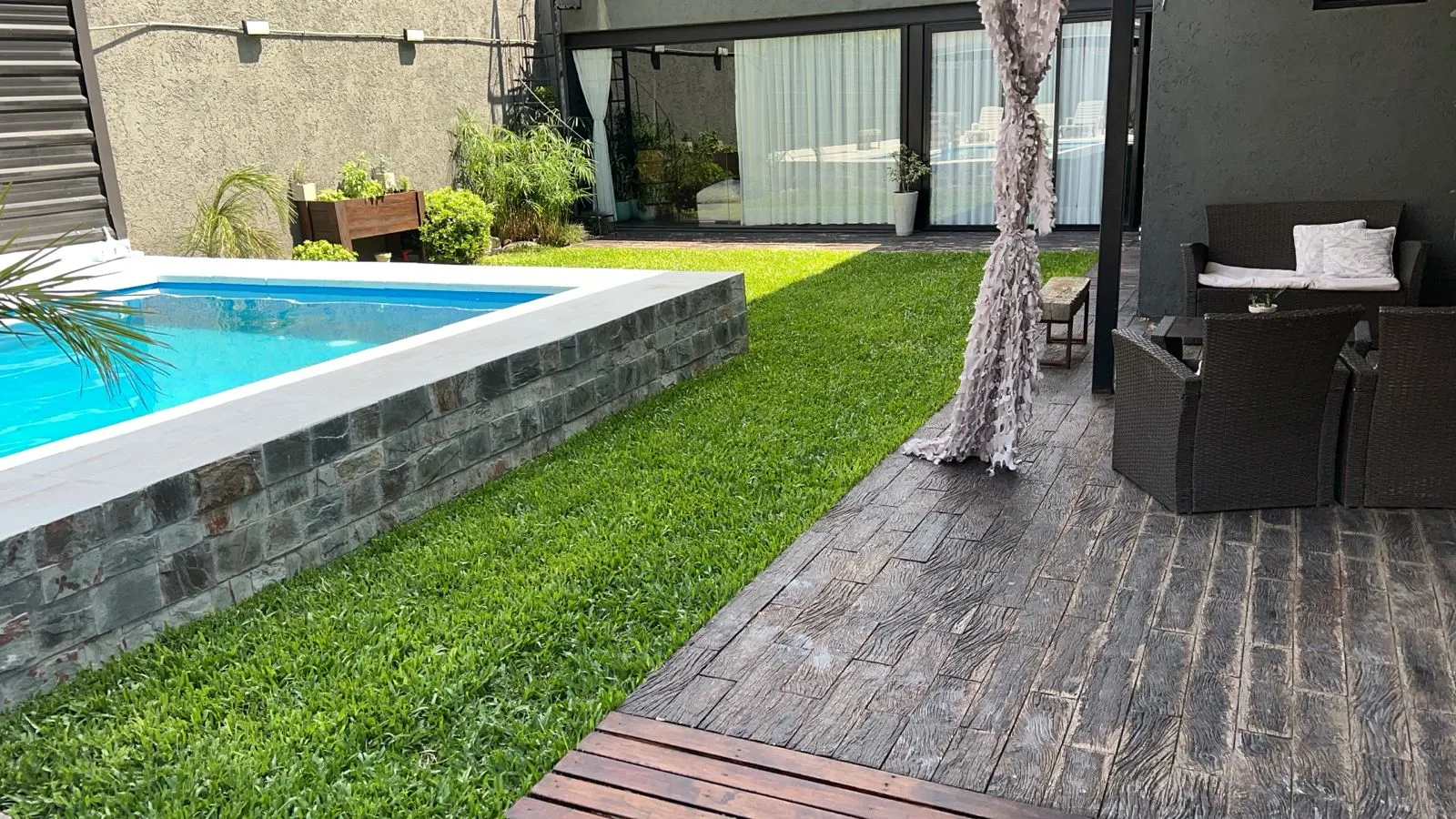 B° LOS CAROLINOS CASA 350M2 DE  4 DORMIT + PILETA. C/ ESCRITURA INM