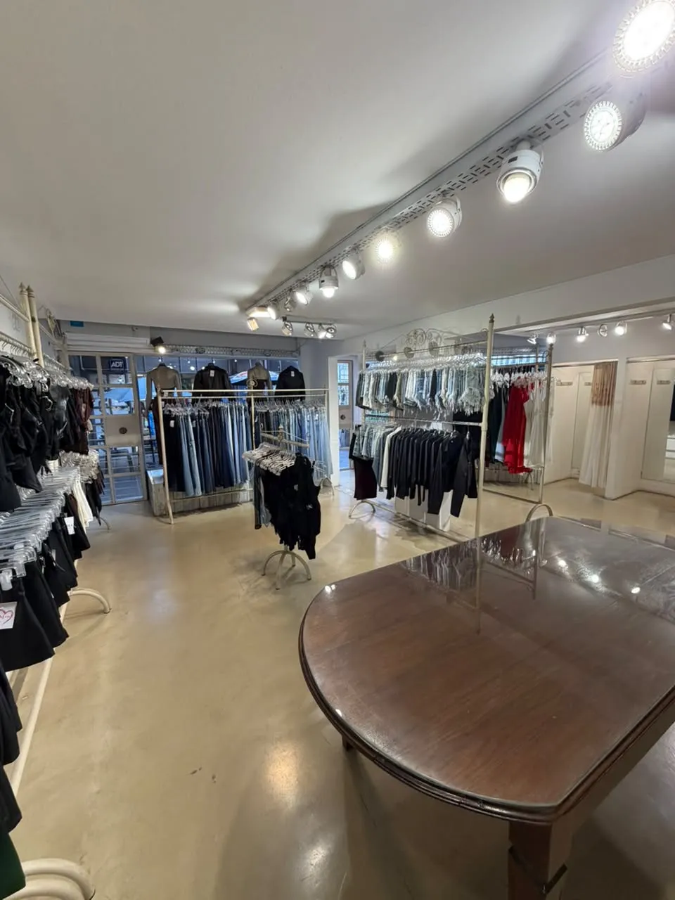 SE VENDE LOCAL COMERCIAL DENTRO DE LA RECONOCIDA GALERIA DEL ANGEL - RIO CUARTO