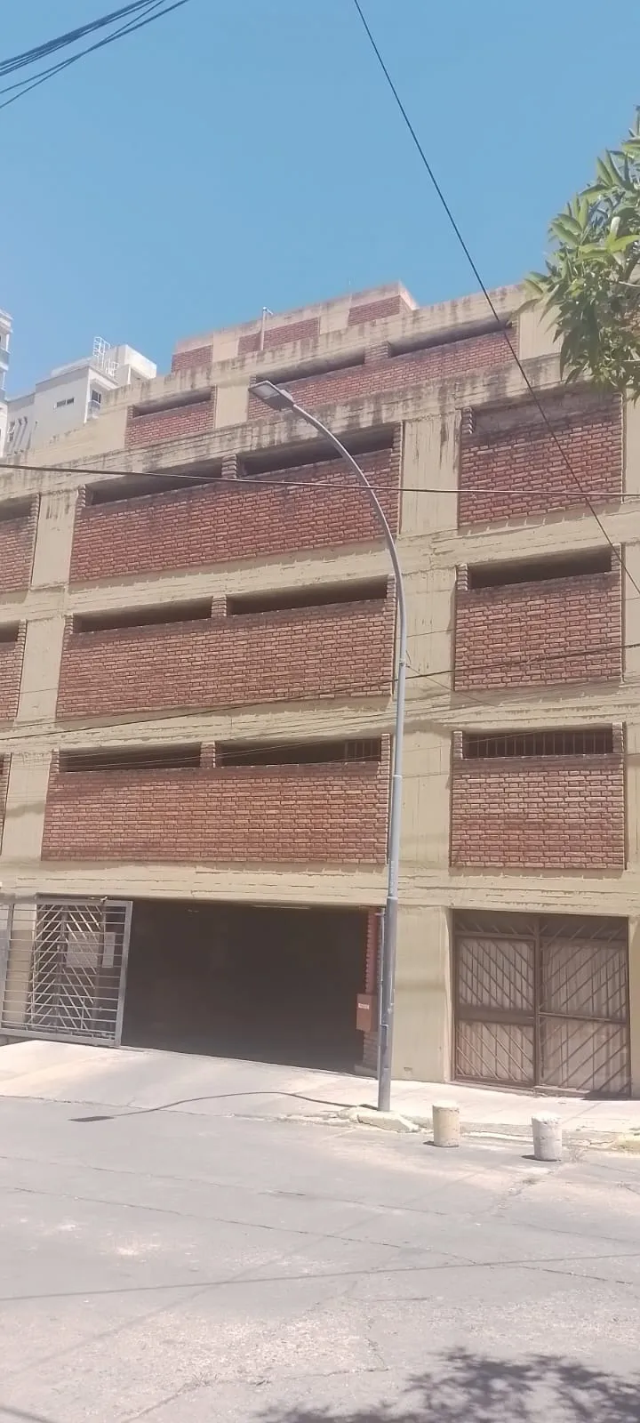 VENDO COCHERA EN TORRES DE CASTRO BARROS, CON GUARDIA PERMANENTE