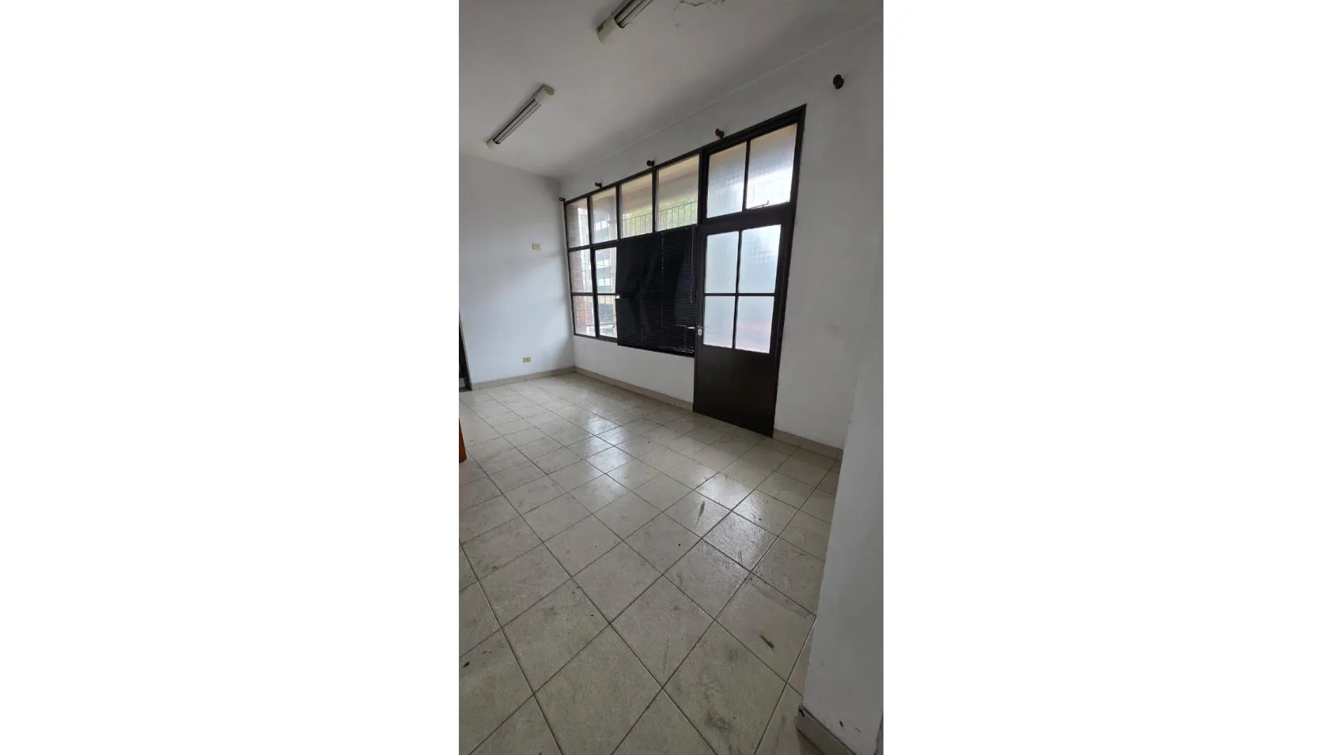 ALQUILER DE OFICINAS SOBRE AVENIDA! !