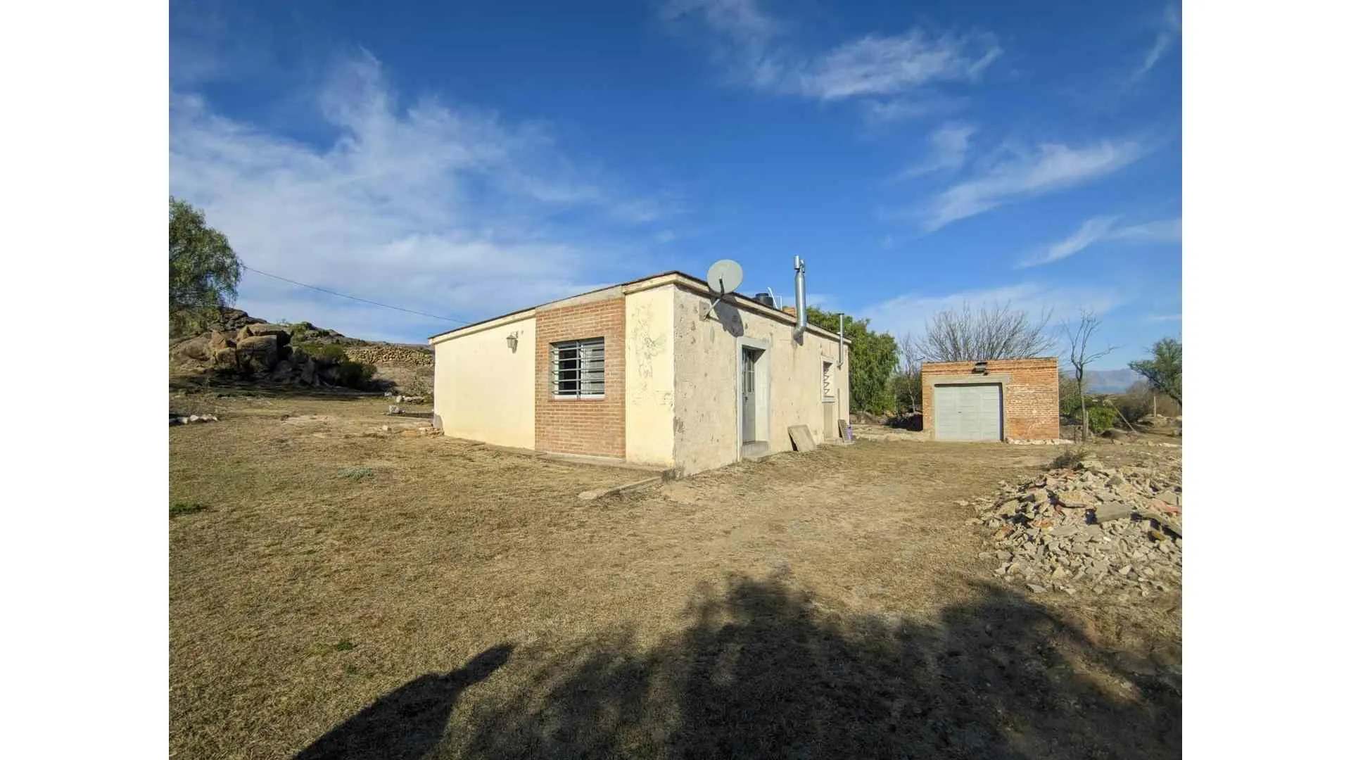 CAMPO DE 28 HECTÁREAS y PROPIEDAD EN MINA CLAVERO