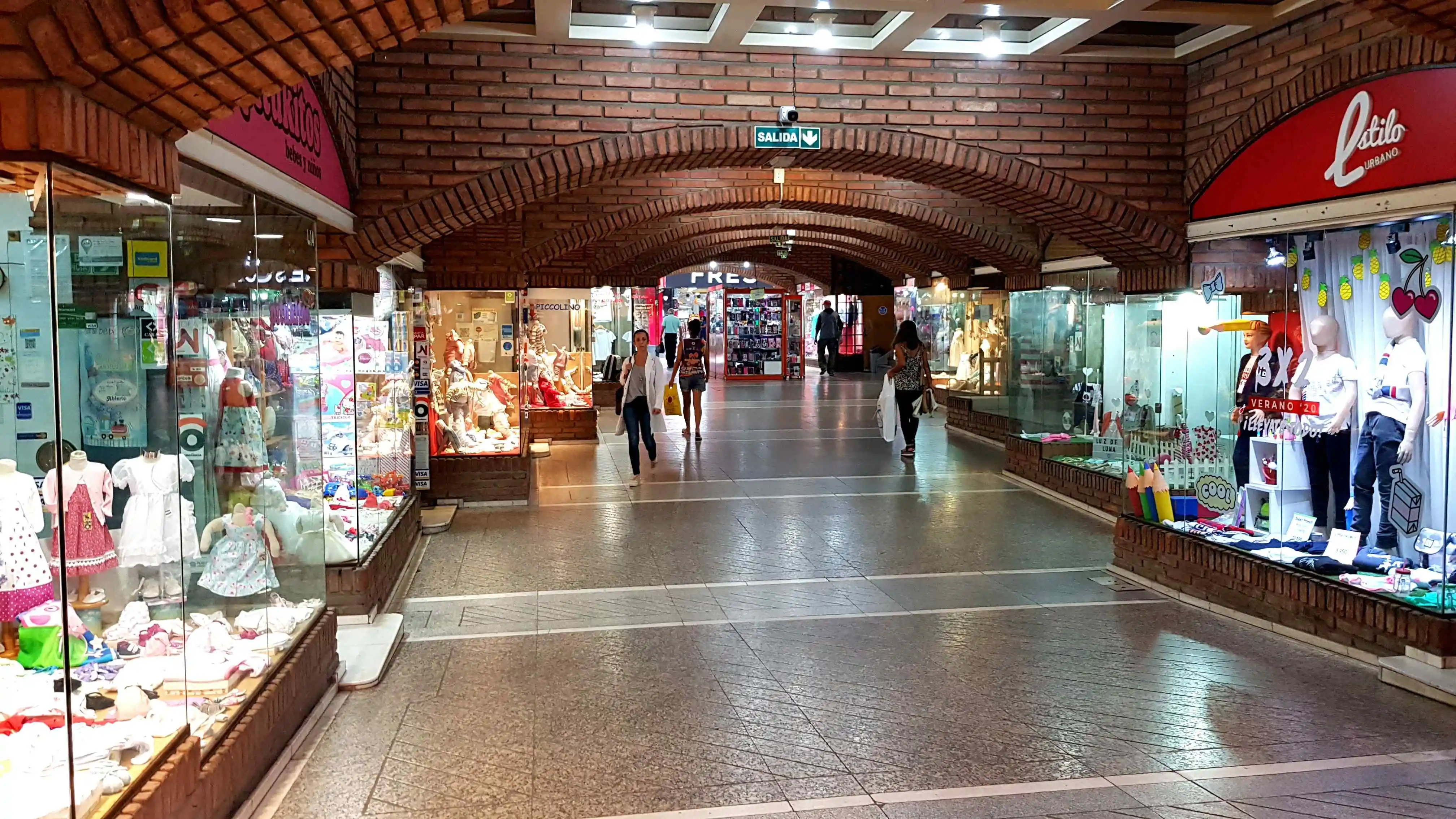 VENTA ESPACIO COMERCIAL : GALERIA CERVANTES, PLENO CENTRO DE CORDOBA.