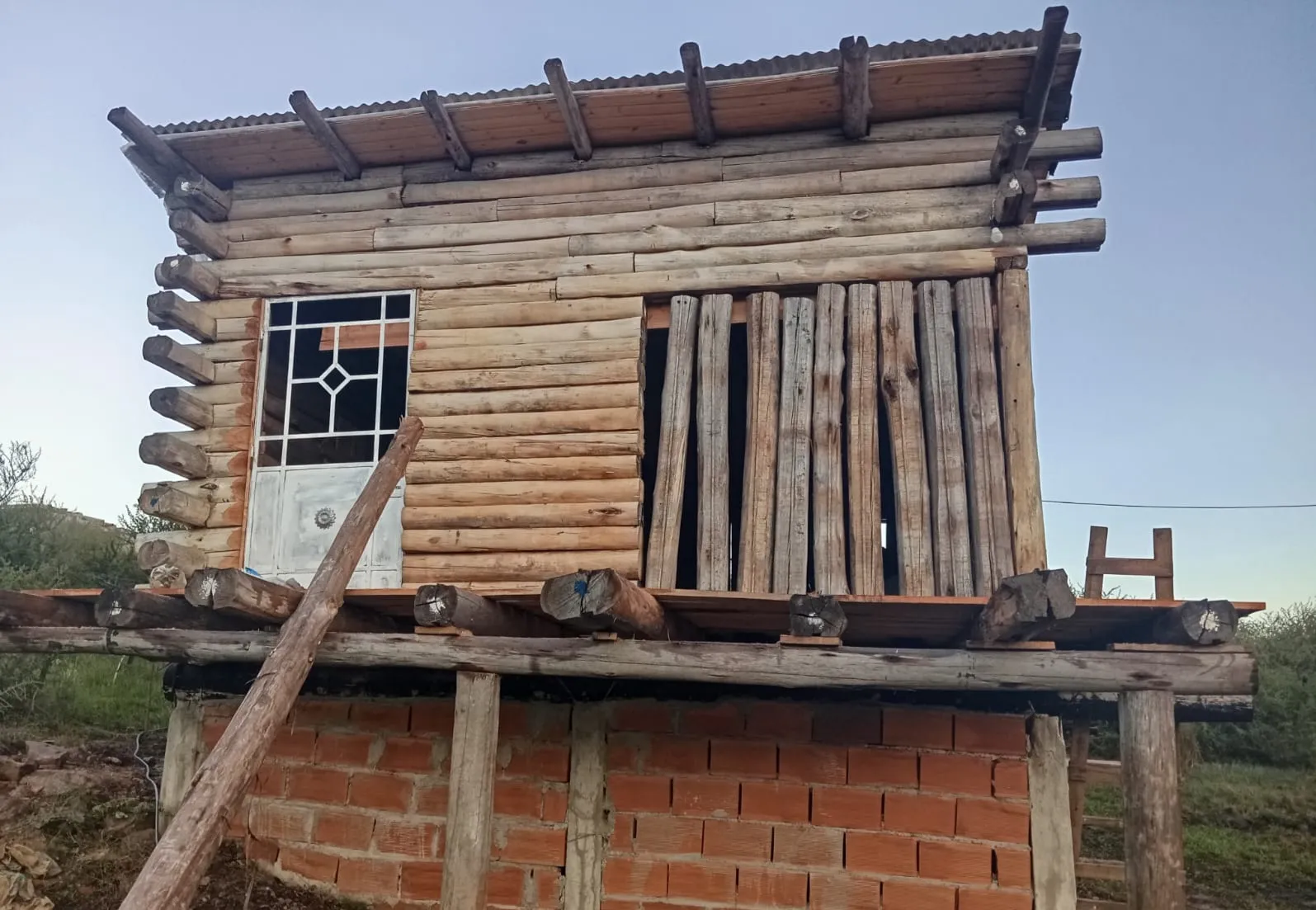 Vendo lote con Construccion , Facilidades tiene Escritura