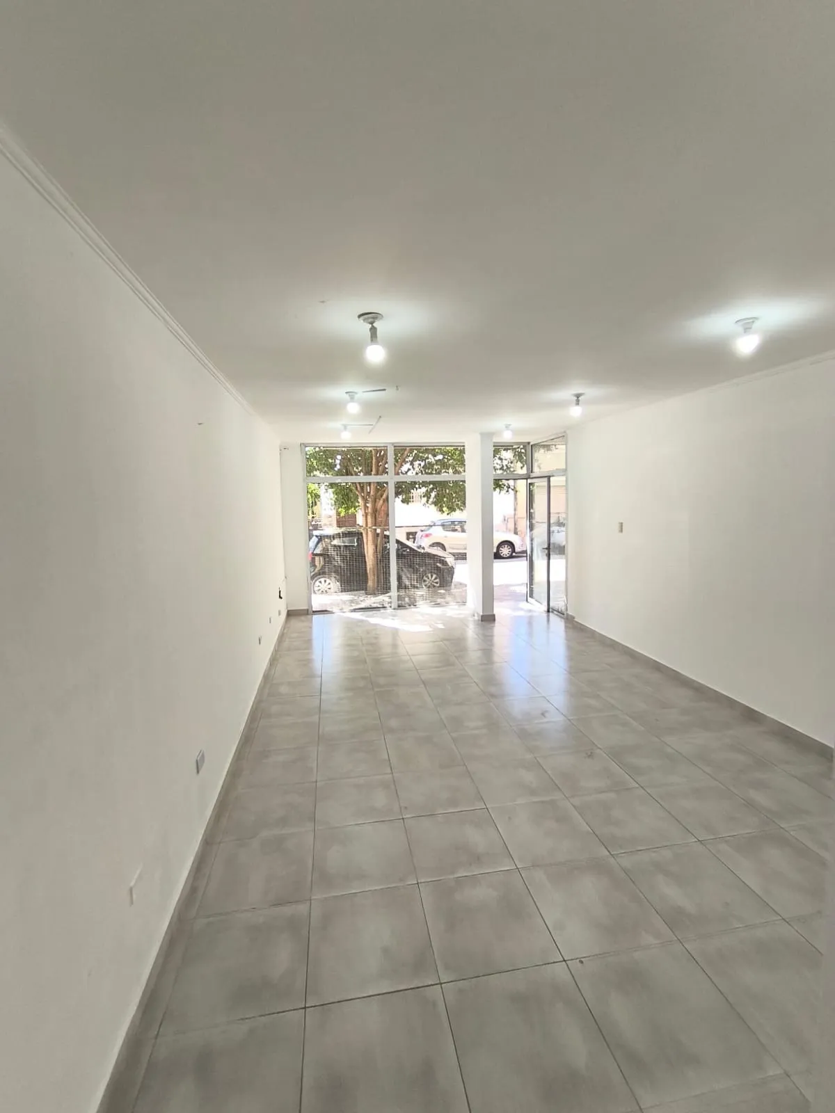 Local en venta barrio Alberdi- a metros de Av. Colon -baño y patio