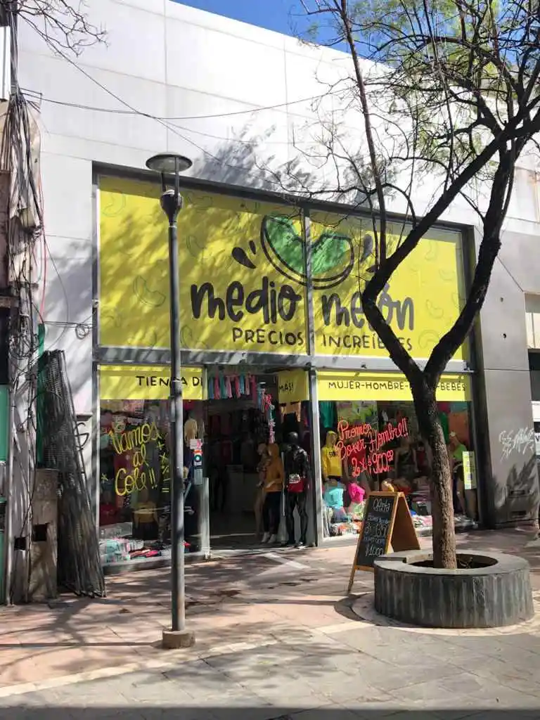 EXCELENTE LOCAL COMERCIAL EN PEATONAL