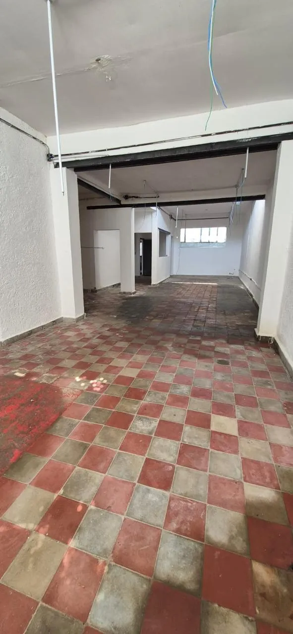 EN ALQUILER. GALPON DE 170 M2 CON OFICINA Y PATIO DE LUZ. EXCELENTE UBICACIÓN.