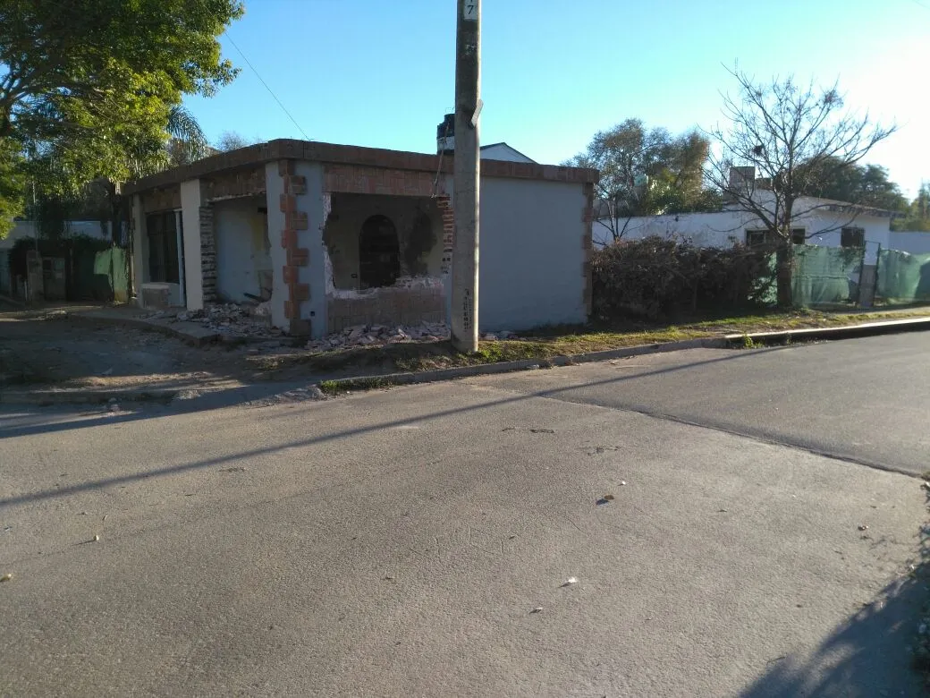 Vendo Lote esq. Av. Con casa, 611 m2 (95%), ESCUCHO OFERTA