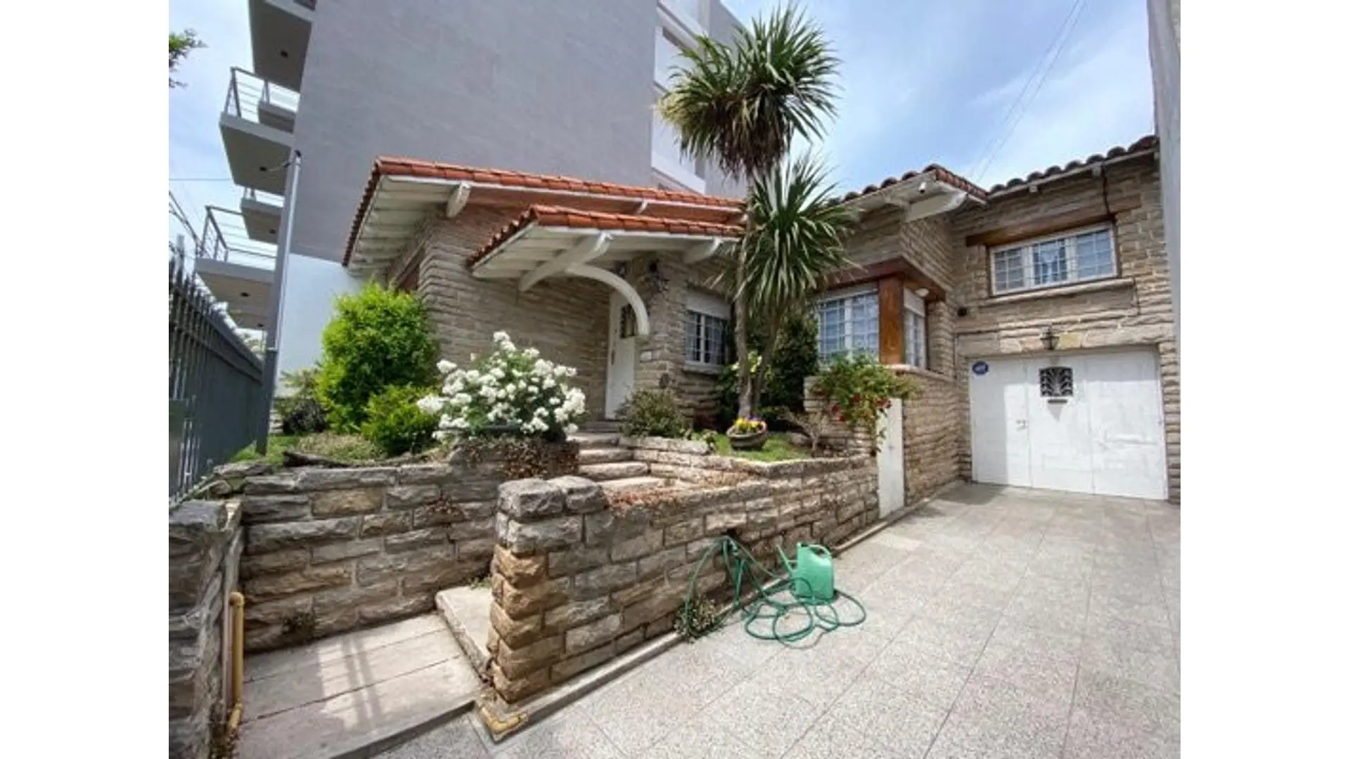 Chalet 4Amb con garage y patio con parrilla