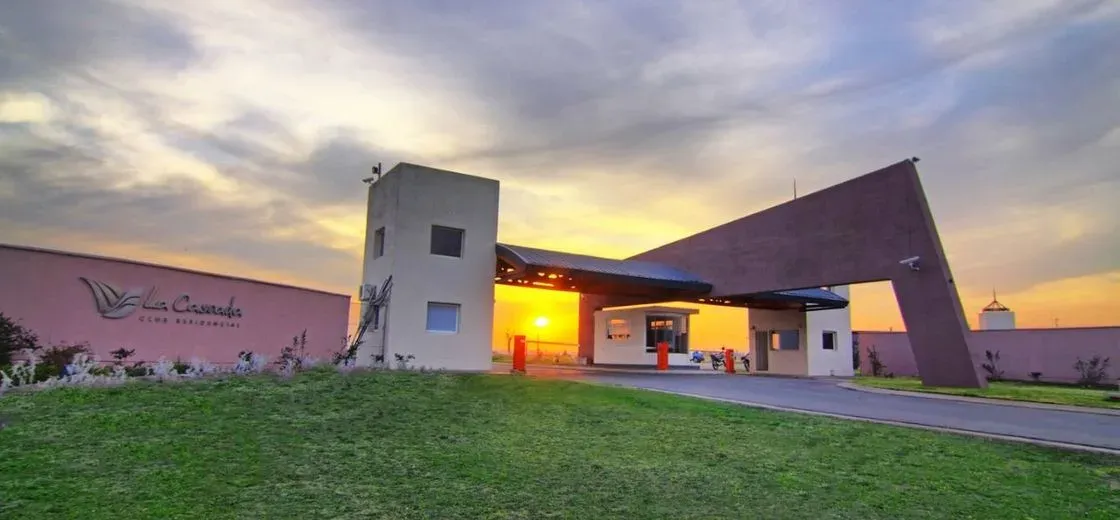 SE VENDE LOTE EN LA CASCADA COUNTRY GOLF, ETAPA 1 LOTE FONDO ESTE,