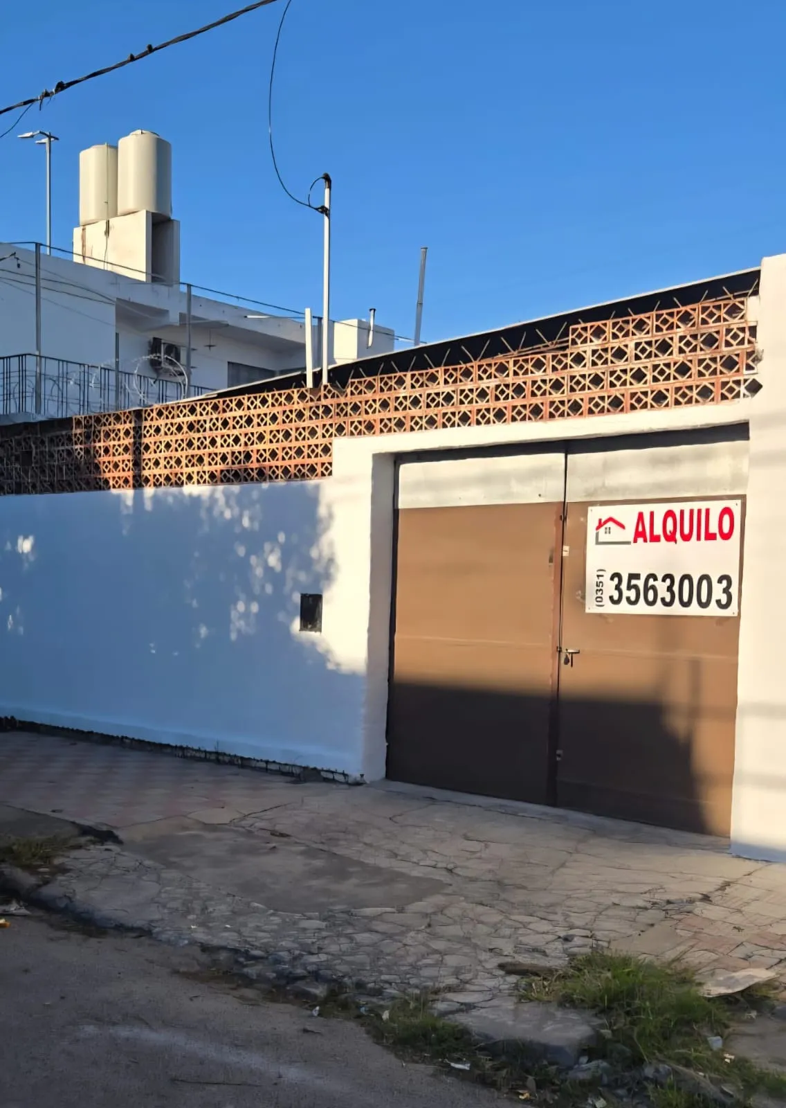 Galpon de 100 metros cubiertos con baño a metros de Av Sabattini al 3800