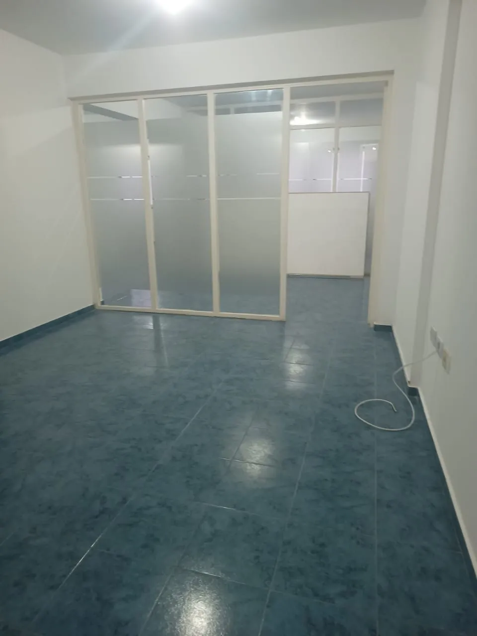 VENTA DE OFICINA AMPLIA 100 M2 EN BARRIO CENTRO - FRENTE AL CORREO ARG.