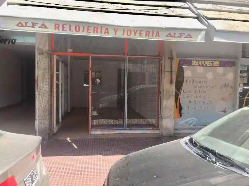 LOCAL CENTRO A LA CALLE LIQUIDO  MUY COMERCIAL Y TRANSITADA