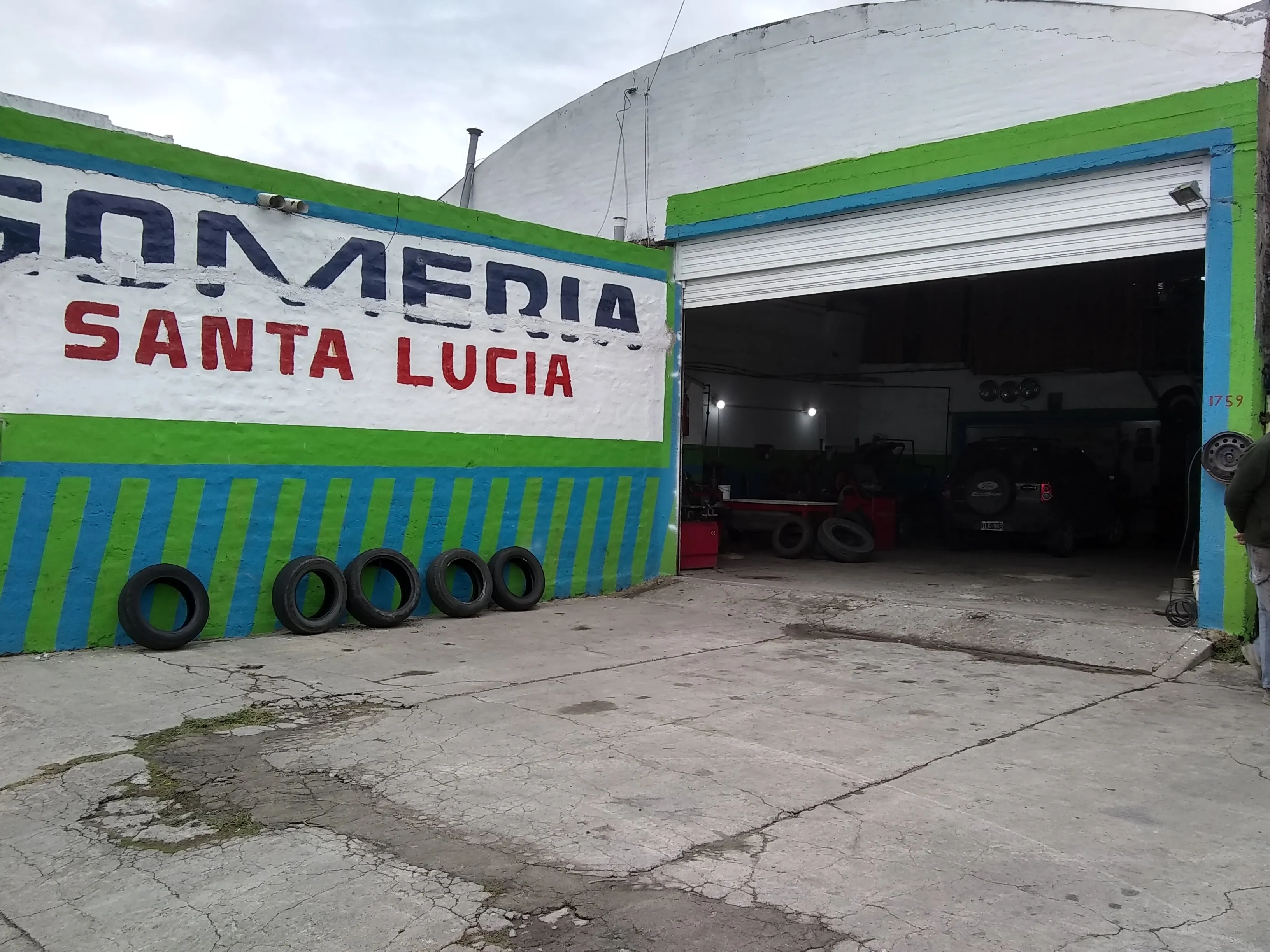 Alquiló Gomería con máquinas y herramientas Av Capdevila y Rancagua