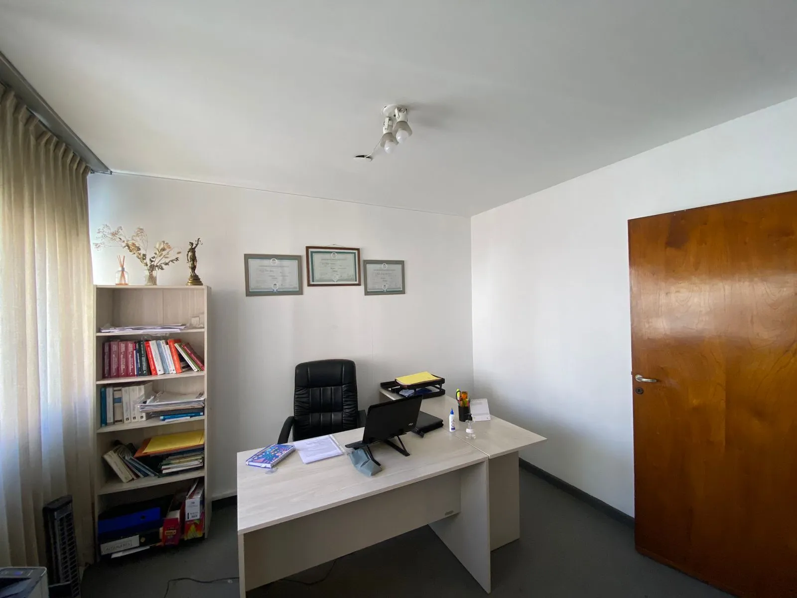 VENDO OFICINA "EDIFICIO ROELA" SEGURIDAD/BAÑO /KICHENETTE 2 PRIVADOS.