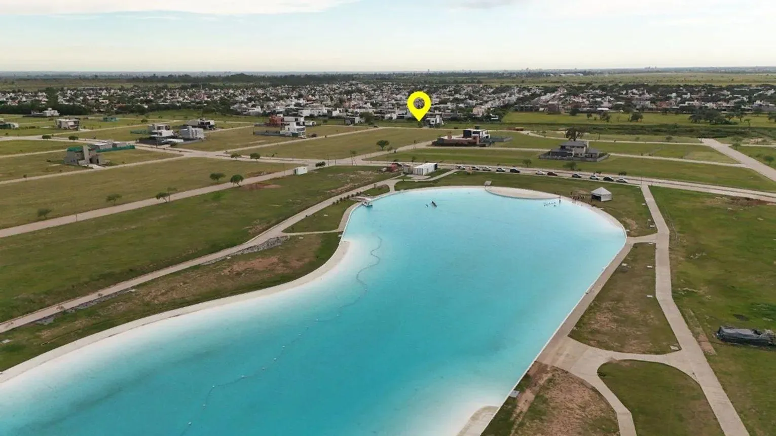 Ubicado en el ÚNICO BARRIO con laguna de aguas cristalinas