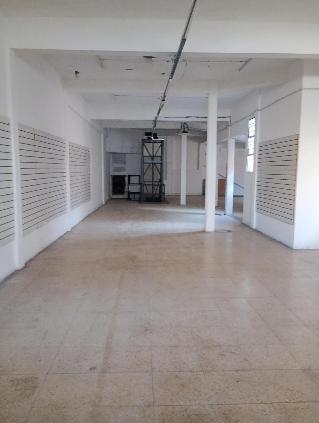 OFICINA /LOCAL/ DEPOSITO - 300M2 - $ 1.500.000 incluye Expensas.-