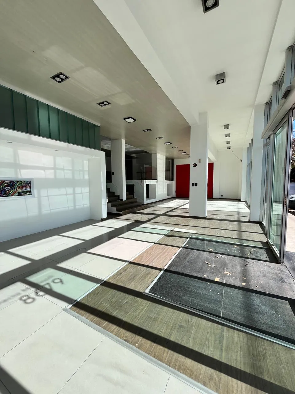 GRAN LOCAL COMERCIAL de 200 m2 sobre Recta Martinolli - NO ABONA EXPENSAS